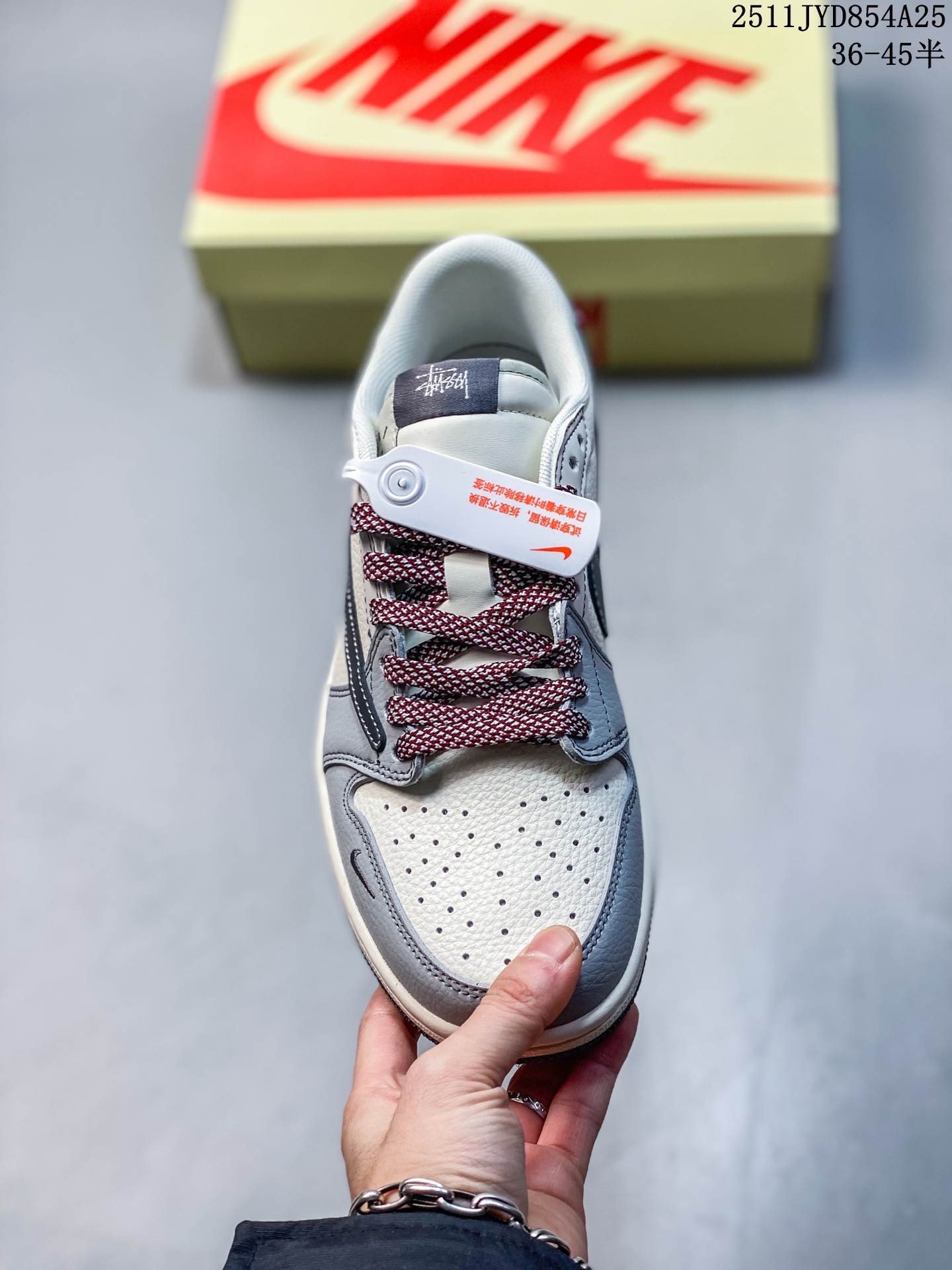 公司级 Travis Scott x Fragment Design x Jordan Air Jordan 1 Low OG SP “Supreme联名——豹纹” 多方联名合作融合了Travi翻毛蓝勾s Scott 独特的音乐风格,藤原浩个性的设计风格以及Jordan品牌的经典元素 使其成为一双具有独特身份和价值的鞋子 清新而立体的外观加上联名标识更突出了其独特身份 这种配色方案显示出活力和时尚感 在视觉上引人注目 鞋身的质感和细腻的细节处理使其显得高端而格调十足 这款“倒钩”联名是设计与创意完美结合 融合多方的个性风格是一款备受瞩目的潮流鞋款 低帮休闲板鞋 定制鞋盒 大厂品质出货 超高清洁度 皮料切割干净无任何毛边 细节完美 货号:JJ2508-555 JYD854A25