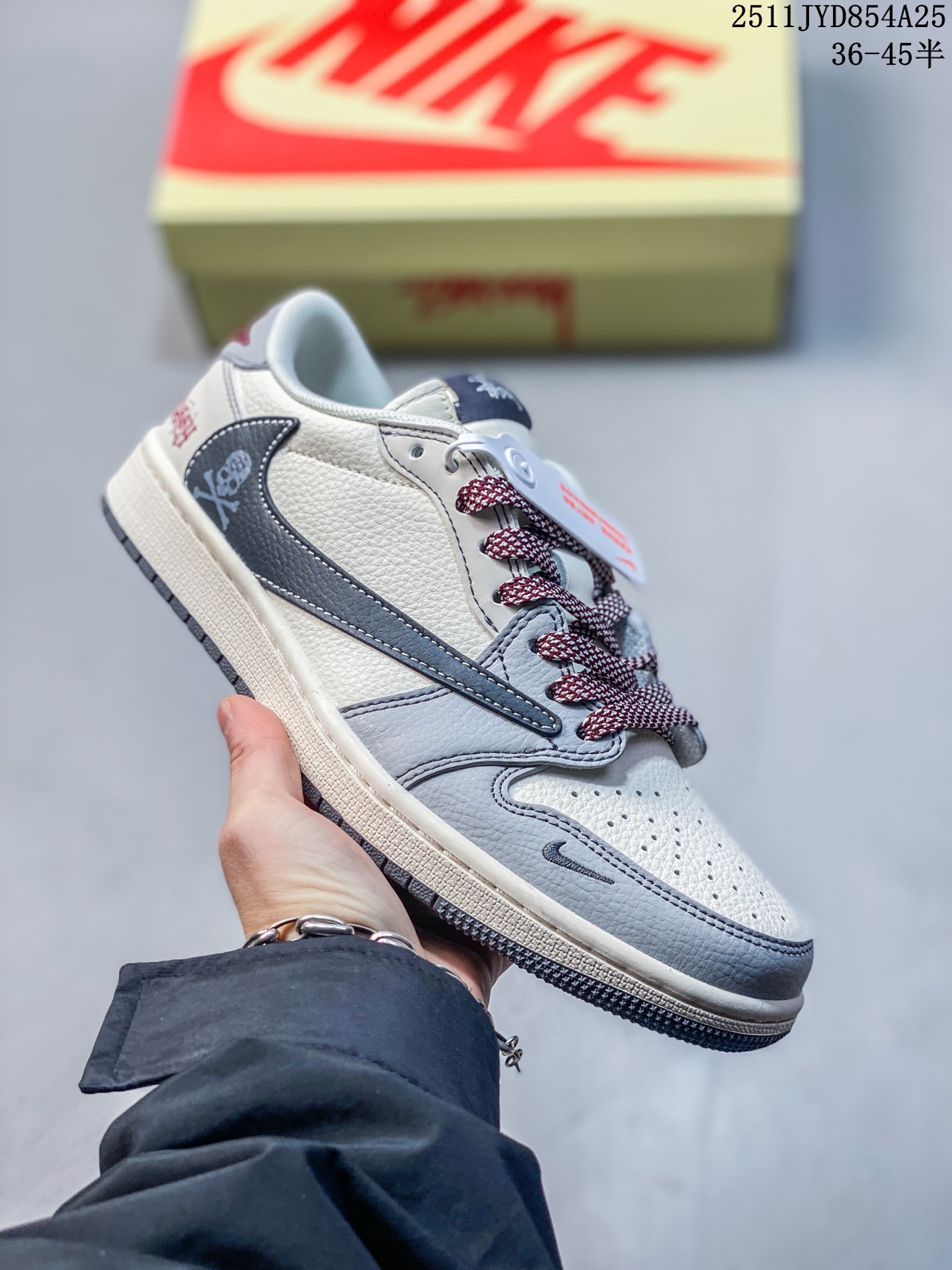 公司级 Travis Scott x Fragment Design x Jordan Air Jordan 1 Low OG SP “Supreme联名——豹纹” 多方联名合作融合了Travi翻毛蓝勾s Scott 独特的音乐风格,藤原浩个性的设计风格以及Jordan品牌的经典元素 使其成为一双具有独特身份和价值的鞋子 清新而立体的外观加上联名标识更突出了其独特身份 这种配色方案显示出活力和时尚感 在视觉上引人注目 鞋身的质感和细腻的细节处理使其显得高端而格调十足 这款“倒钩”联名是设计与创意完美结合 融合多方的个性风格是一款备受瞩目的潮流鞋款 低帮休闲板鞋 定制鞋盒 大厂品质出货 超高清洁度 皮料切割干净无任何毛边 细节完美 货号:JJ2508-555 JYD854A25