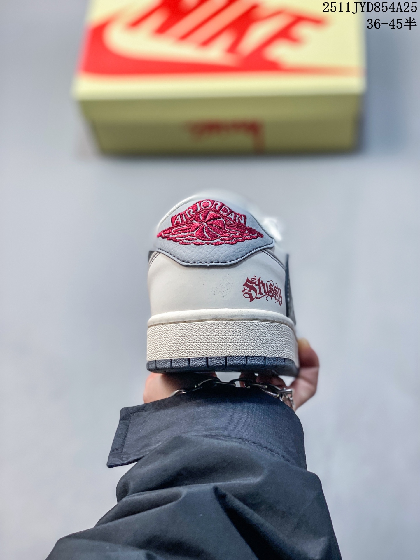 公司级 Travis Scott x Fragment Design x Jordan Air Jordan 1 Low OG SP “Supreme联名——豹纹” 多方联名合作融合了Travi翻毛蓝勾s Scott 独特的音乐风格,藤原浩个性的设计风格以及Jordan品牌的经典元素 使其成为一双具有独特身份和价值的鞋子 清新而立体的外观加上联名标识更突出了其独特身份 这种配色方案显示出活力和时尚感 在视觉上引人注目 鞋身的质感和细腻的细节处理使其显得高端而格调十足 这款“倒钩”联名是设计与创意完美结合 融合多方的个性风格是一款备受瞩目的潮流鞋款 低帮休闲板鞋 定制鞋盒 大厂品质出货 超高清洁度 皮料切割干净无任何毛边 细节完美 货号:JJ2508-555 JYD854A25