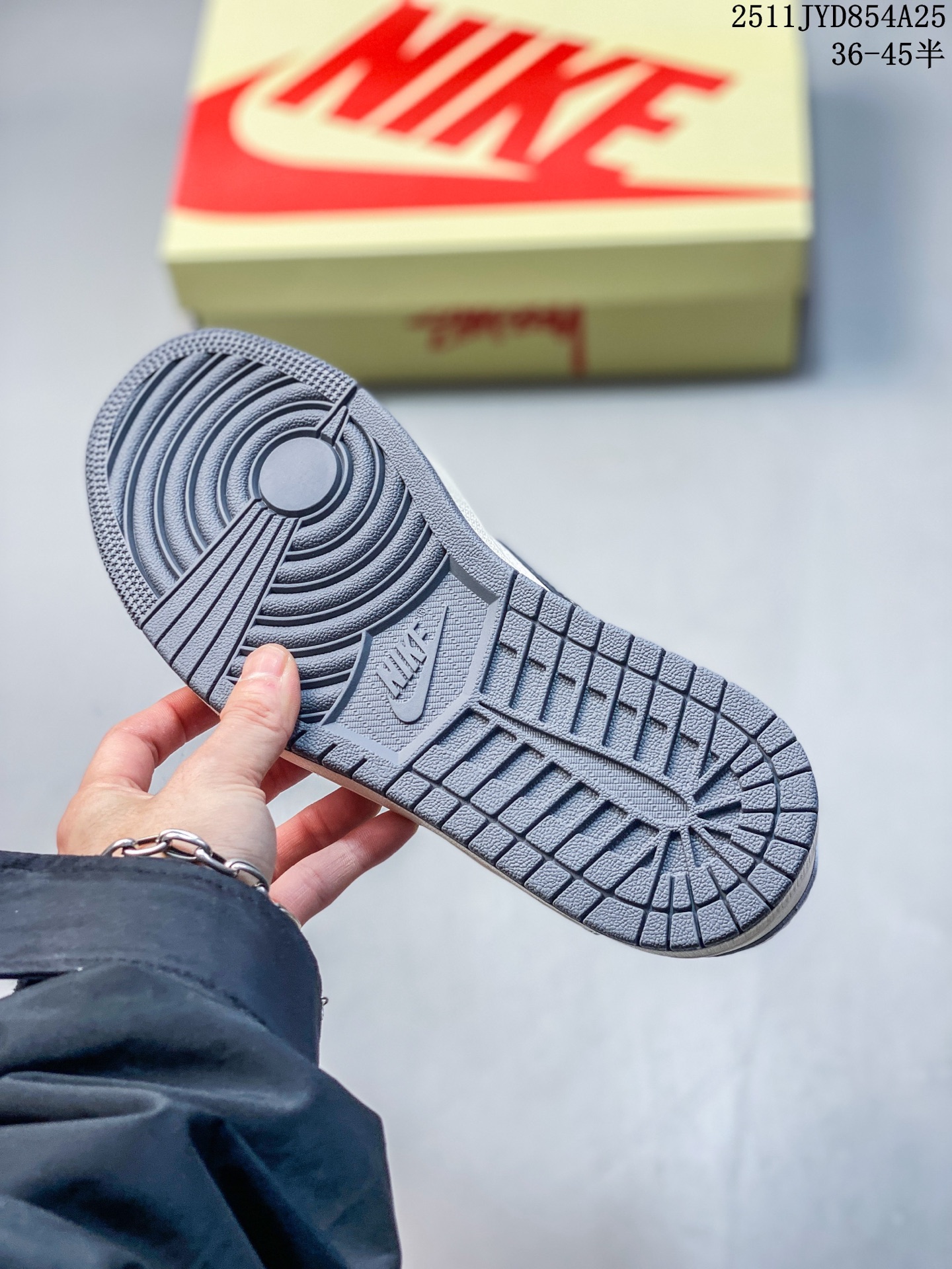 公司级 Travis Scott x Fragment Design x Jordan Air Jordan 1 Low OG SP “Supreme联名——豹纹” 多方联名合作融合了Travi翻毛蓝勾s Scott 独特的音乐风格,藤原浩个性的设计风格以及Jordan品牌的经典元素 使其成为一双具有独特身份和价值的鞋子 清新而立体的外观加上联名标识更突出了其独特身份 这种配色方案显示出活力和时尚感 在视觉上引人注目 鞋身的质感和细腻的细节处理使其显得高端而格调十足 这款“倒钩”联名是设计与创意完美结合 融合多方的个性风格是一款备受瞩目的潮流鞋款 低帮休闲板鞋 定制鞋盒 大厂品质出货 超高清洁度 皮料切割干净无任何毛边 细节完美 货号:JJ2508-555 JYD854A25