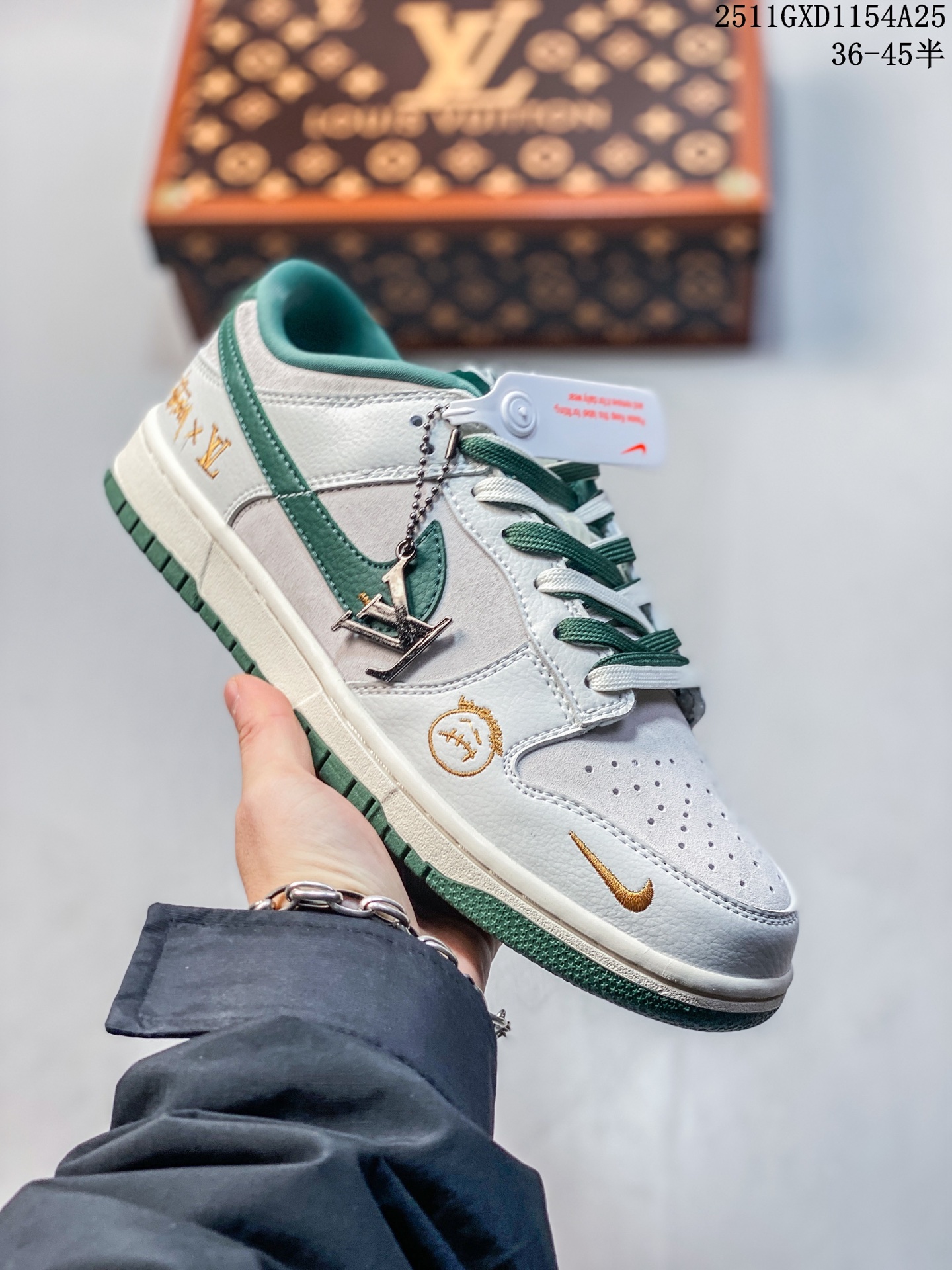 💰300
Nike SB Dunk 斯图西 LV 三方联名——米白灰绿 高端定制 低帮休闲板鞋 定制鞋盒  大厂纯原品质出货 超高清洁度 高级麂皮 皮料切割干净无任何毛边 细节完美 
 货号：SG6688-004
 Size:36 36.5 37.5 38 38.5 39 40 40.5 41 42 42.5 43 44 44.5 45
11GXD1154A25