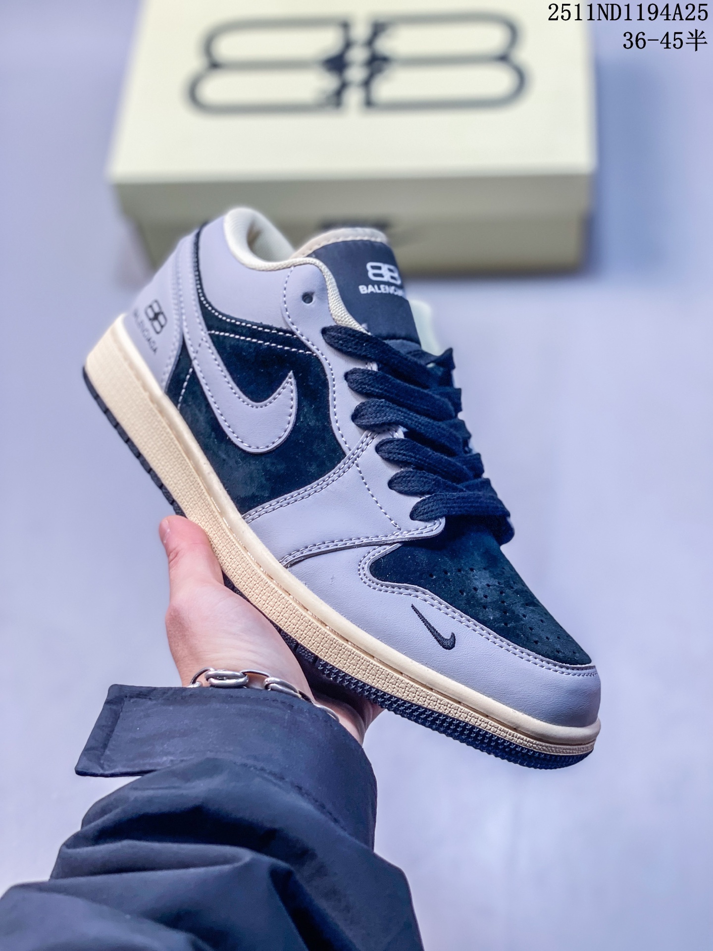 💰110
AIR JORDAN 1 LOW AJ1乔1低帮休闲板鞋 “灰黑巴黎世家定制款”  个性的设计风格以及品牌的经典元素 使其成为一双具有独特身份和价值的鞋子 清新而立体的外观加上联名标识更突出了其独特身份 这种配色方案显示出活力和时尚感 在视觉上引人注目  鞋身的质感和细腻的细节处理使其显得高端而格调十足  这款“SB”联名是设计与创意完美结合  融合多方的个性风格是一款备受瞩目的潮流鞋款  低帮休闲板鞋 定制鞋盒 大厂纯原品质出货 超高清洁度 皮料切割干净无任何毛边 细节完美 
 货号：XX2416-016
 Size:36 36.5 37.5 38 38.5 39 40 40.5 41 42 42.5 43 44 44.5 45
11ND1194A25