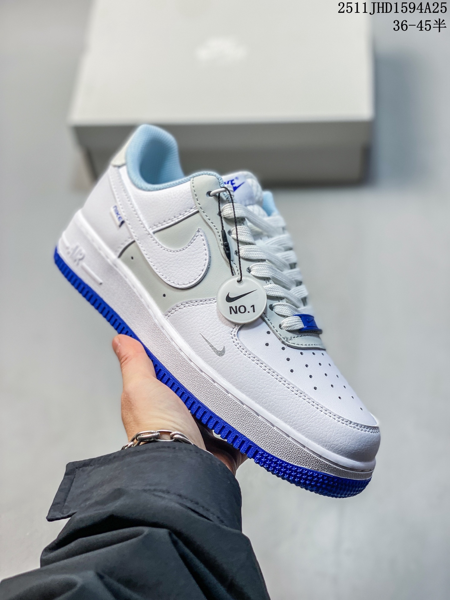 独家实拍✨ No.1版本(遥遥领先👍🏻) 公司级别 Nike Air Force 1 Low ——“白蓝” 货号:FB1844-111 原厂冲刀皮料切割干净 无任何毛边 清洁度细节完美 做工细节全方位比对原鞋. 原楦原纸板 打造纯正空军 专注外贸渠道 全掌内置蜂窝气垫 原盒配件 原厂中底钢印、拉帮完美! 全套原楦原模倾力打造完美版型! 无解鞋型 原盒原配 超高清洁度 全鞋零毛边皮料切割! 👍复刻官方原厂模具-倾力打造完美版型 👍全掌内置蜂窝气垫-材质用料绝不偷工减料! 👍全配色更换新一代最新版-鱼鳞纹大底!+可荧光邦迪车缝线! JHD1594A25