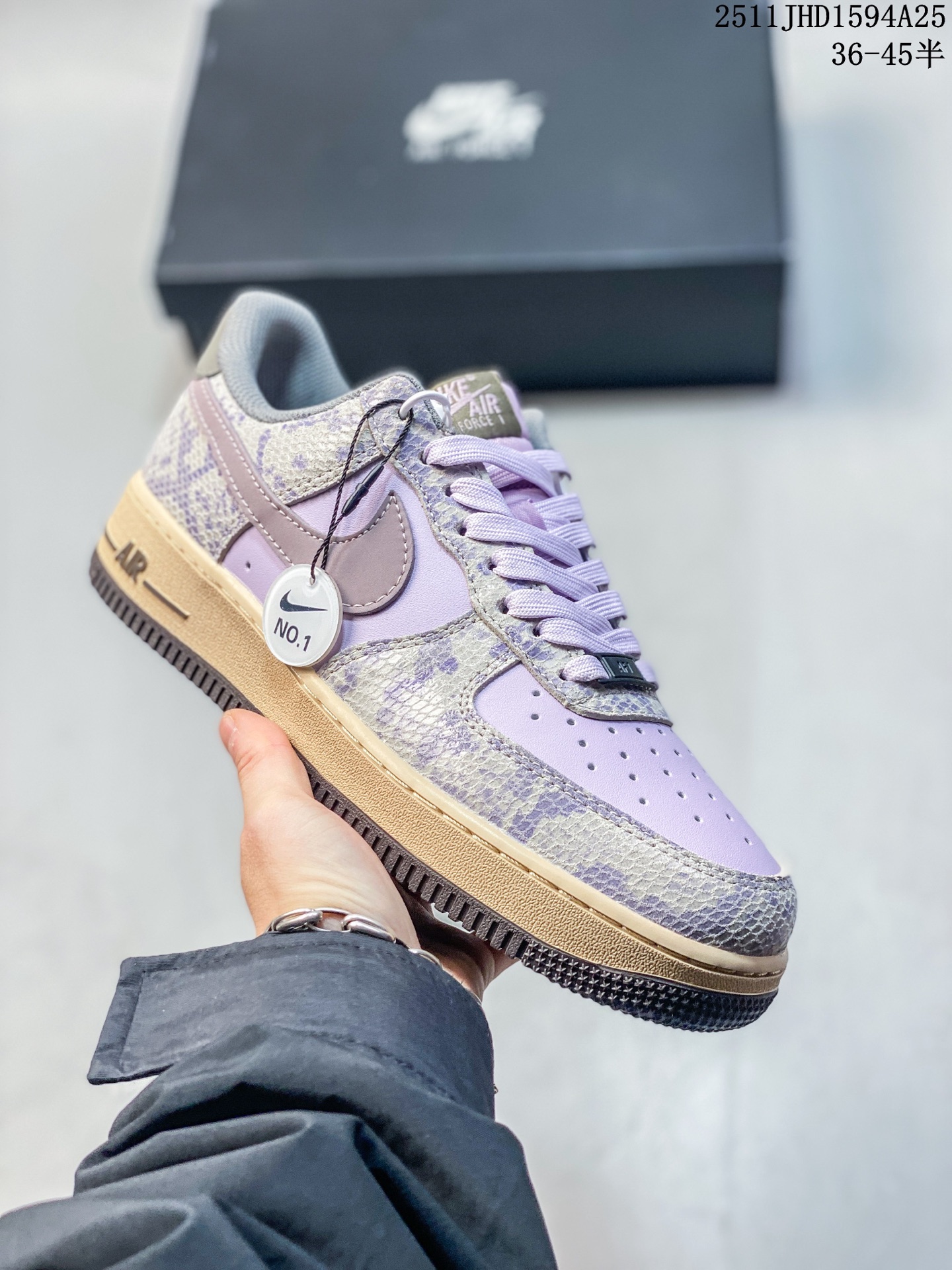 独家实拍✨ No.1版本(遥遥领先👍🏻) 公司级别 Nike Air Force 1 Low ——“白蓝” 货号:FB1844-111 原厂冲刀皮料切割干净 无任何毛边 清洁度细节完美 做工细节全方位比对原鞋. 原楦原纸板 打造纯正空军 专注外贸渠道 全掌内置蜂窝气垫 原盒配件 原厂中底钢印、拉帮完美! 全套原楦原模倾力打造完美版型! 无解鞋型 原盒原配 超高清洁度 全鞋零毛边皮料切割! 👍复刻官方原厂模具-倾力打造完美版型 👍全掌内置蜂窝气垫-材质用料绝不偷工减料! 👍全配色更换新一代最新版-鱼鳞纹大底!+可荧光邦迪车缝线! JHD1594A25