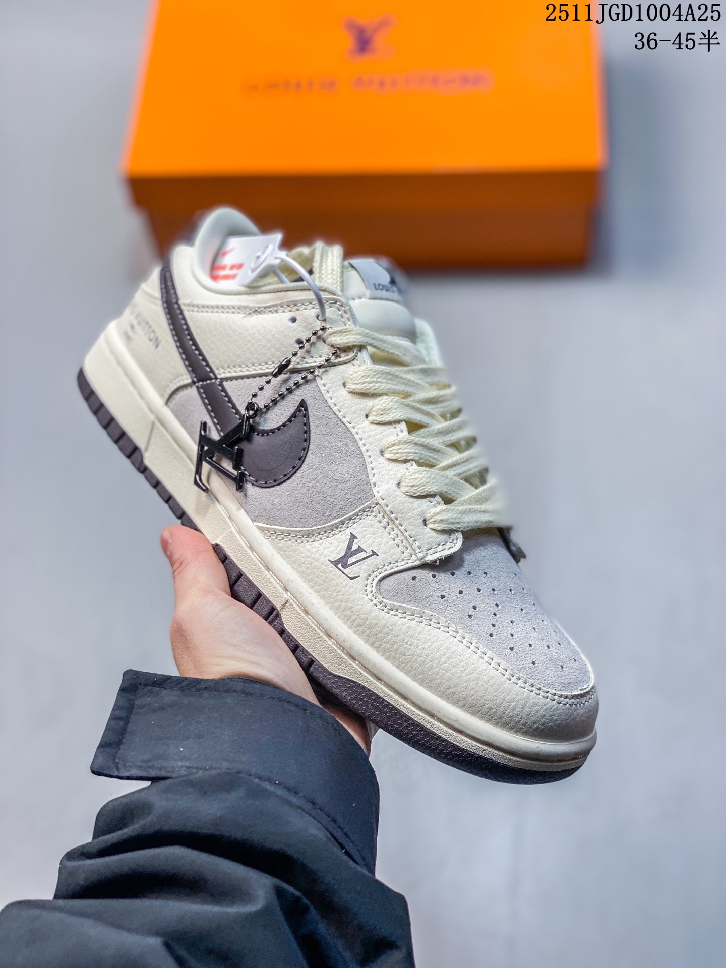 💰140
耐克 Nike Dunk Low Retro 运动鞋复古板鞋，作为 80 年代经典篮球鞋款，起初专为硬木球场打造，后来成为席卷街头的时尚标杆，现以经典细节和复古篮球风范再次归来。皮革与合成材质组合鞋面，经久耐穿，柔软非凡。泡绵中底，缔造轻盈回弹的缓震效果，橡胶外底搭配圆形支点设计，铸就非凡抓地力，尽显经典风范。从篮板到滑板，Nike Dunk 的影响力毋庸置疑。尽管 1985 年以篮球鞋形式亮相，但其平整而具有抓附力的鞋底闯入了滑板运动员的视野，堪称滑板鞋的理想之选。几十年来，Dunk 不断直击全球各地滑板手的灵魂，推出不计其数的配色方案，追求创造力和功能性兼得的理想境界，彰显亚文化风采。
11JGD1004A25