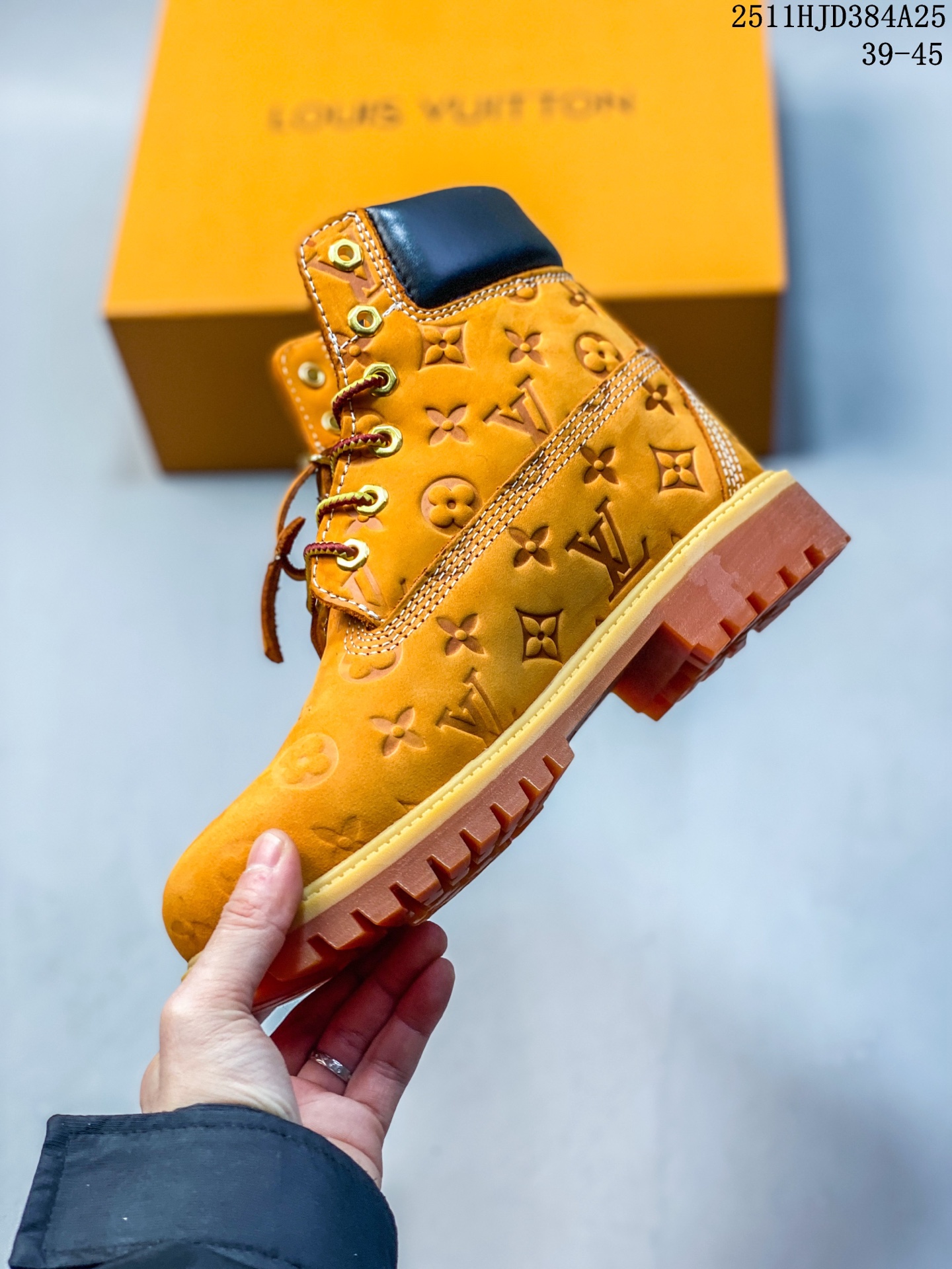 纯原 Timberland添柏岚 × LOUIS VUITTON路易威登 牛皮革 6英寸满印老花圆头系带 压纹防水绒面 及踝 马丁靴 广东大厂品质 全新工艺升级 全鞋头层麂皮材料 大底到五金都是代工厂原材料制作 永不开胶工艺 首单质量严格把控 全网独家首发 品质毋庸置疑 全套官网统一包装 今年冬季防寒户外专用日常随意搭配 HJD384A25