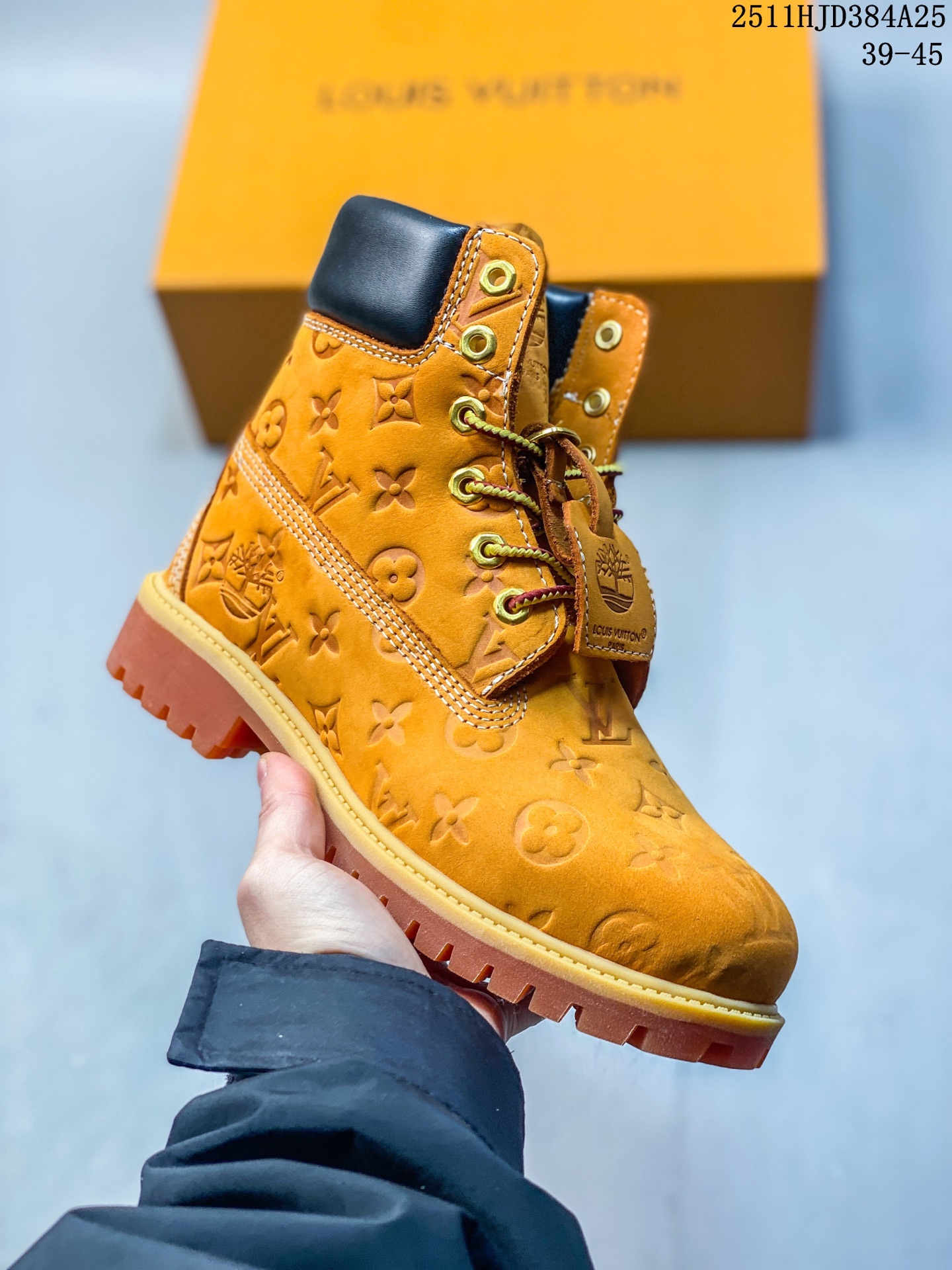 💰330
Timberland添柏岚 × LOUIS VUITTON路易威登 牛皮革 6英寸满印老花圆头系带 压纹防水绒面 及踝 马丁靴
广东大厂品质 全新工艺升级 全鞋头层麂皮材料 大底到五金都是代工厂原材料制作 永不开胶工艺 首单质量严格把控 全网独家首发 品质毋庸置疑 全套官网统一包装 今年冬季防寒户外专用日常随意搭配
尺码:39-45
11HJD384A25