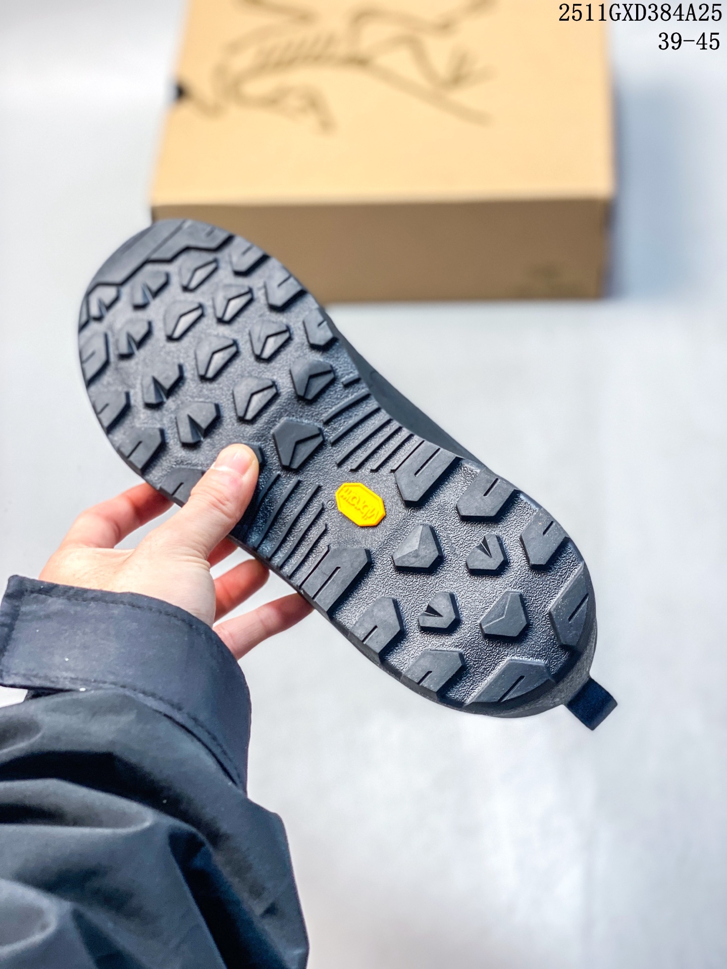 放店💰220
Arcteryx始祖鸟 Konseal Shoe 舒适 防滑耐磨透气支撑抓地 登山鞋
正确原盒
全鞋采用头层麂皮
耐磨防滑黄金V底
莞产高品质 区别市场通货
代购指定版本 原数据开发 不掉标 正确高频字体
鸟爪细节完美 区别市场公版货 错误字体货
中底带钢印上脚舒适轻便无负重感 四季百搭
始祖鸟 KONSEAL 轻量户外鞋,这双鞋,不仅仅可以穿着逛街上班,更可以穿着徒步旅游甚至攀岩!说实话,没多少人真的会去攀岩,经我们试穿,这双鞋,日常穿也是非常舒服轻便!搭配日常的衣服完全不违和!结构中底TPU底盘,保护双脚。配置3D模具保护双脚+一体化系带系统,鞋面防撕裂网布、TPU保护膜和牛巴革合成面料,喜欢放心入!这种类型的鞋子咱们家超难得遇到一次,喜欢一定不要错过
码数:39-45
11GXD384A25