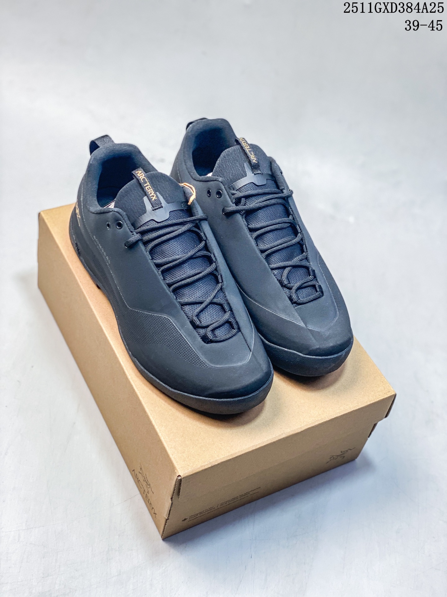 放店💰220
Arcteryx始祖鸟 Konseal Shoe 舒适 防滑耐磨透气支撑抓地 登山鞋
正确原盒
全鞋采用头层麂皮
耐磨防滑黄金V底
莞产高品质 区别市场通货
代购指定版本 原数据开发 不掉标 正确高频字体
鸟爪细节完美 区别市场公版货 错误字体货
中底带钢印上脚舒适轻便无负重感 四季百搭
始祖鸟 KONSEAL 轻量户外鞋,这双鞋,不仅仅可以穿着逛街上班,更可以穿着徒步旅游甚至攀岩!说实话,没多少人真的会去攀岩,经我们试穿,这双鞋,日常穿也是非常舒服轻便!搭配日常的衣服完全不违和!结构中底TPU底盘,保护双脚。配置3D模具保护双脚+一体化系带系统,鞋面防撕裂网布、TPU保护膜和牛巴革合成面料,喜欢放心入!这种类型的鞋子咱们家超难得遇到一次,喜欢一定不要错过
码数:39-45
11GXD384A25