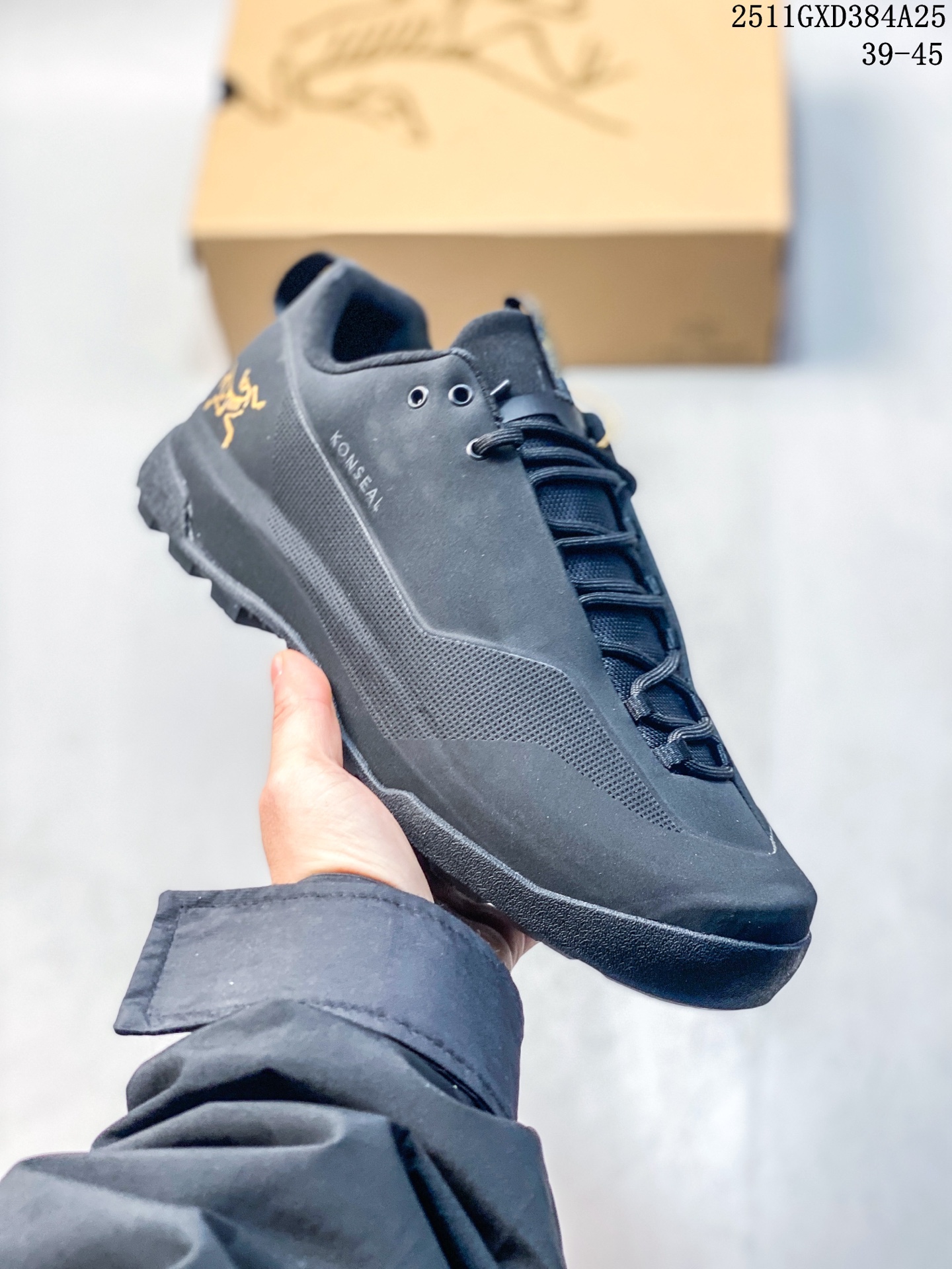 💰260
Arcteryx始祖鸟 Konseal Shoe 舒适 防滑耐磨透气支撑抓地 登山鞋
正确原盒
全鞋采用头层麂皮
耐磨防滑黄金V底
莞产高品质 区别市场通货
代购指定版本 原数据开发 不掉标 正确高频字体
鸟爪细节完美 区别市场公版货 错误字体货
中底带钢印上脚舒适轻便无负重感 四季百搭
始祖鸟 KONSEAL 轻量户外鞋,这双鞋,不仅仅可以穿着逛街上班,更可以穿着徒步旅游甚至攀岩!说实话,没多少人真的会去攀岩,经我们试穿,这双鞋,日常穿也是非常舒服轻便!搭配日常的衣服完全不违和!结构中底TPU底盘,保护双脚。配置3D模具保护双脚+一体化系带系统,鞋面防撕裂网布、TPU保护膜和牛巴革合成面料,喜欢放心入!这种类型的鞋子咱们家超难得遇到一次,喜欢一定不要错过
码数:39-45
11GXD384A25