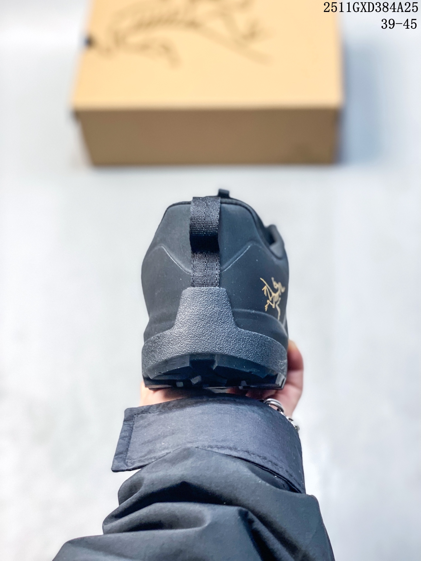 放店💰220
Arcteryx始祖鸟 Konseal Shoe 舒适 防滑耐磨透气支撑抓地 登山鞋
正确原盒
全鞋采用头层麂皮
耐磨防滑黄金V底
莞产高品质 区别市场通货
代购指定版本 原数据开发 不掉标 正确高频字体
鸟爪细节完美 区别市场公版货 错误字体货
中底带钢印上脚舒适轻便无负重感 四季百搭
始祖鸟 KONSEAL 轻量户外鞋,这双鞋,不仅仅可以穿着逛街上班,更可以穿着徒步旅游甚至攀岩!说实话,没多少人真的会去攀岩,经我们试穿,这双鞋,日常穿也是非常舒服轻便!搭配日常的衣服完全不违和!结构中底TPU底盘,保护双脚。配置3D模具保护双脚+一体化系带系统,鞋面防撕裂网布、TPU保护膜和牛巴革合成面料,喜欢放心入!这种类型的鞋子咱们家超难得遇到一次,喜欢一定不要错过
码数:39-45
11GXD384A25