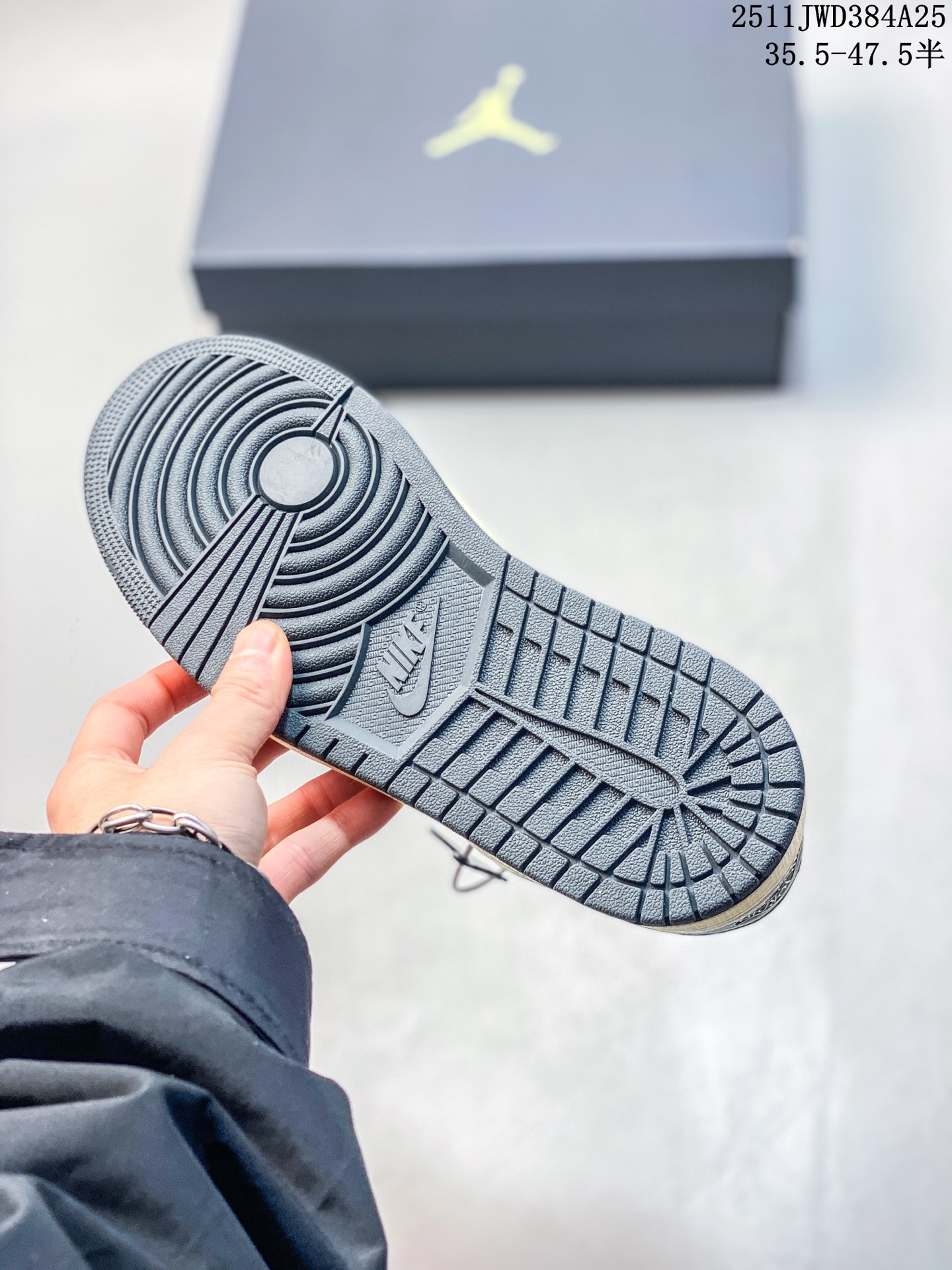 放店💰150
Air Jordan AJ1 Low 低帮 白黑荧光绿 终端优势供应 市面中低帮最具代表性版本没有之一 口碑大厂出品 品控大底版型不断改良更新 全套原纸板楦头开发 确保原汁原味 完美呈现版型 完美零毛边处理 原厂内置全掌气垫 价格定位良心 平台专用代工流水线出品 一眼公司既视感 拿到手的一瞬间就与众不同 碾压市面所有版本 全部原鞋开发 每一个配色都会采购原鞋确认细节 打破市面看图做货无好货之说 
货号：HQ3009 003
尺码：35.5 36 36.5 37.5 38 38.5 39 40 40.5 41 42 42.5 43 44 44.5 45 46 47.5
11JWD384A25