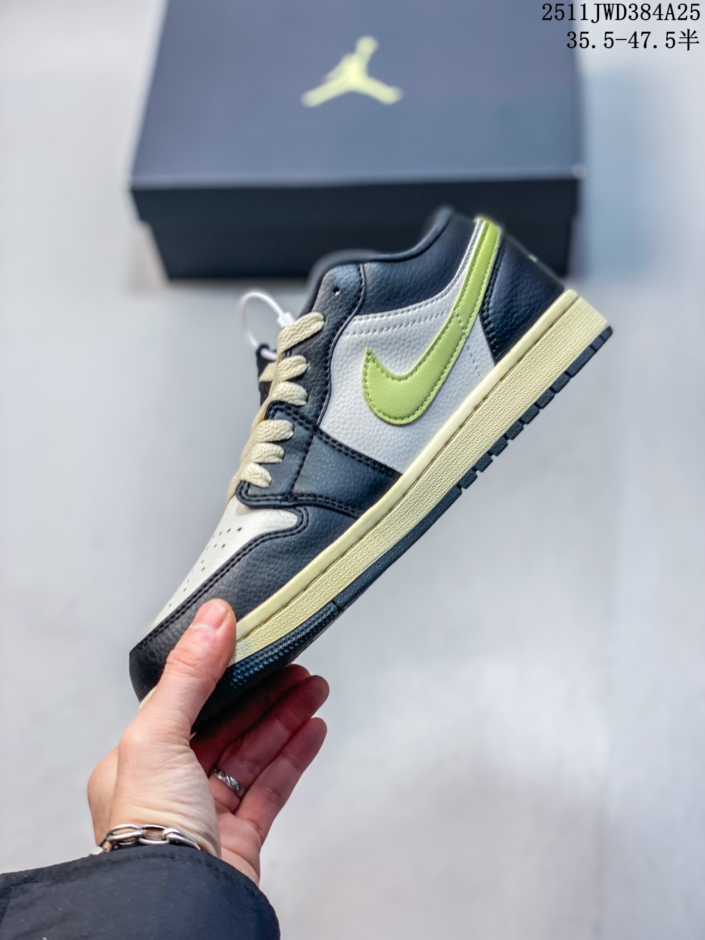 💰220 公司级
Air Jordan AJ1 Low 低帮 白黑荧光绿 终端优势供应 市面中低帮最具代表性版本没有之一 口碑大厂出品 品控大底版型不断改良更新 全套原纸板楦头开发 确保原汁原味 完美呈现版型 完美零毛边处理 原厂内置全掌气垫 价格定位良心 平台专用代工流水线出品 一眼公司既视感 拿到手的一瞬间就与众不同 碾压市面所有版本 全部原鞋开发 每一个配色都会采购原鞋确认细节 打破市面看图做货无好货之说 
货号：HQ3009 003
尺码：35.5 36 36.5 37.5 38 38.5 39 40 40.5 41 42 42.5 43 44 44.5 45 46 47.5
11JWD384A25