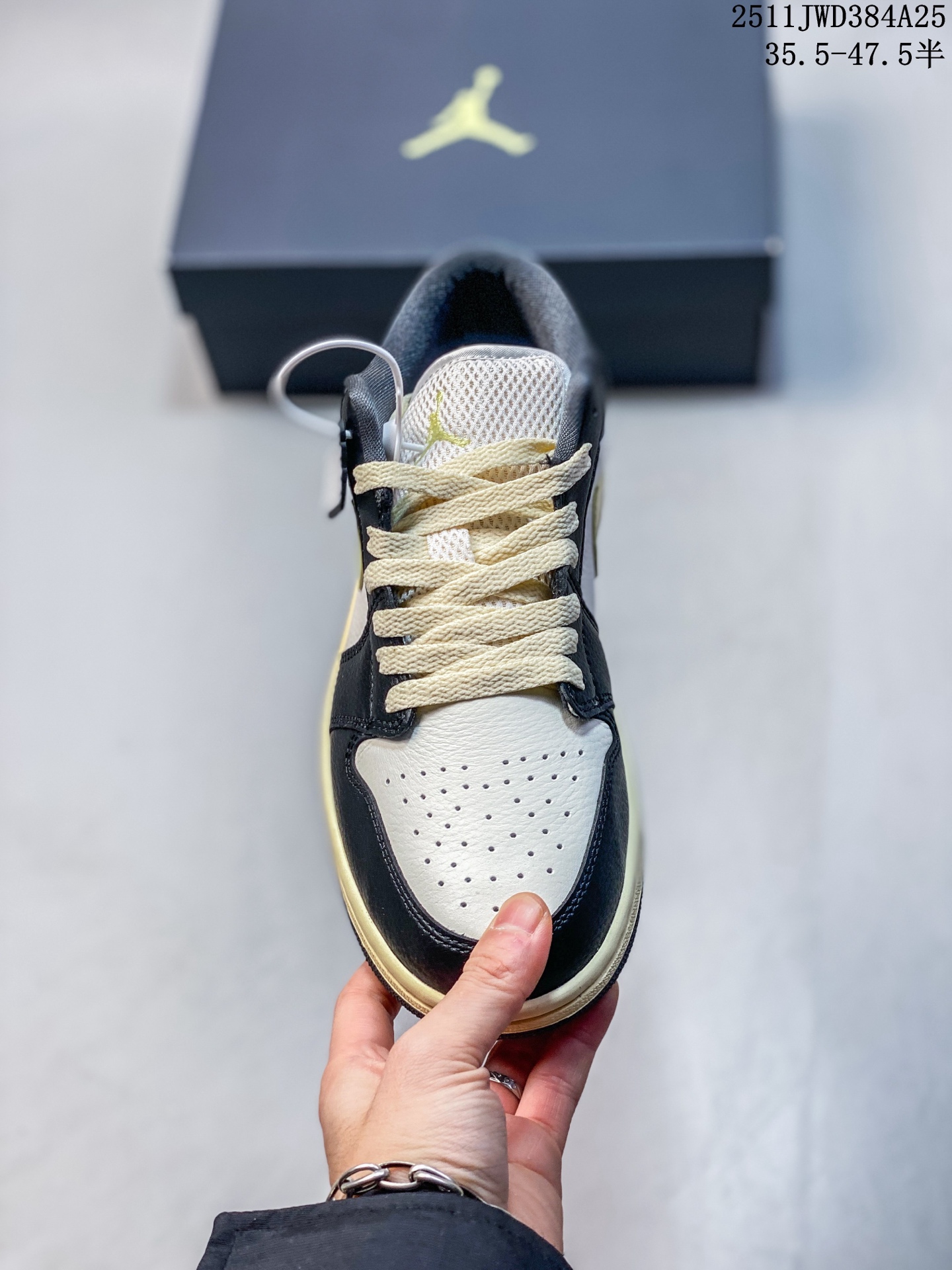 放店💰150
Air Jordan AJ1 Low 低帮 白黑荧光绿 终端优势供应 市面中低帮最具代表性版本没有之一 口碑大厂出品 品控大底版型不断改良更新 全套原纸板楦头开发 确保原汁原味 完美呈现版型 完美零毛边处理 原厂内置全掌气垫 价格定位良心 平台专用代工流水线出品 一眼公司既视感 拿到手的一瞬间就与众不同 碾压市面所有版本 全部原鞋开发 每一个配色都会采购原鞋确认细节 打破市面看图做货无好货之说 
货号：HQ3009 003
尺码：35.5 36 36.5 37.5 38 38.5 39 40 40.5 41 42 42.5 43 44 44.5 45 46 47.5
11JWD384A25