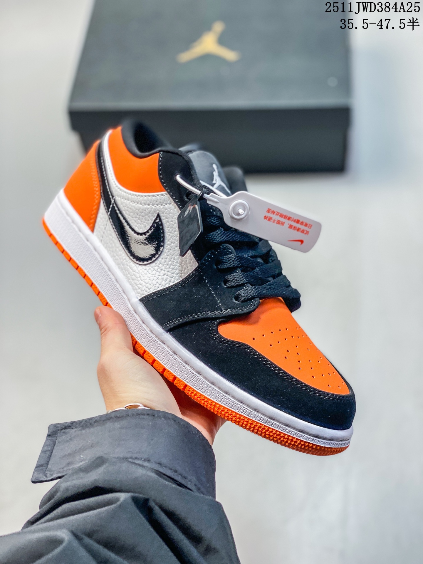 放店💰150
Air Jordan AJ1 Low 低帮 白黑荧光绿 终端优势供应 市面中低帮最具代表性版本没有之一 口碑大厂出品 品控大底版型不断改良更新 全套原纸板楦头开发 确保原汁原味 完美呈现版型 完美零毛边处理 原厂内置全掌气垫 价格定位良心 平台专用代工流水线出品 一眼公司既视感 拿到手的一瞬间就与众不同 碾压市面所有版本 全部原鞋开发 每一个配色都会采购原鞋确认细节 打破市面看图做货无好货之说 
货号：HQ3009 003
尺码：35.5 36 36.5 37.5 38 38.5 39 40 40.5 41 42 42.5 43 44 44.5 45 46 47.5
11JWD384A25