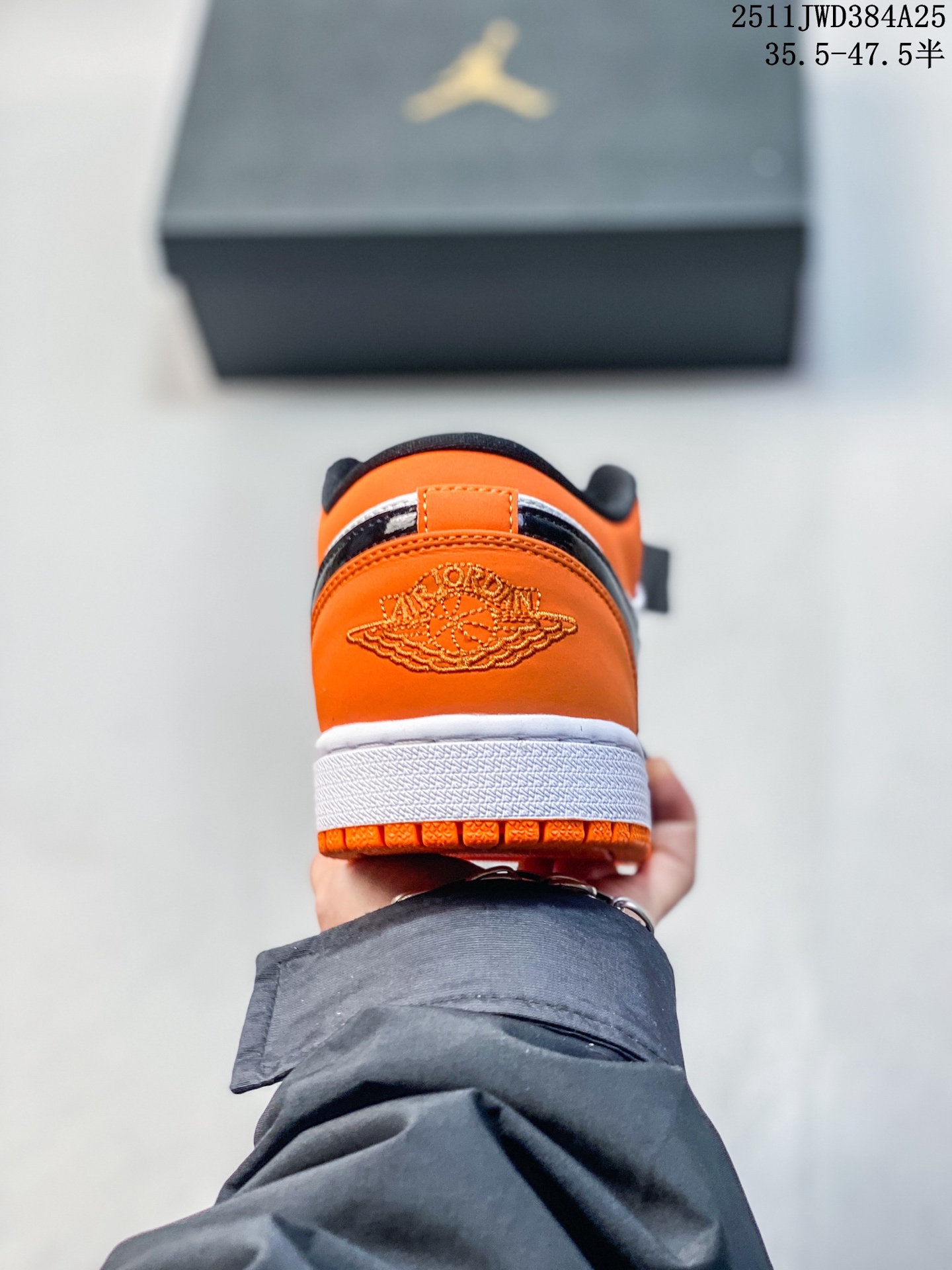 💰220 公司级
Air Jordan AJ1 Low 低帮 白黑荧光绿 终端优势供应 市面中低帮最具代表性版本没有之一 口碑大厂出品 品控大底版型不断改良更新 全套原纸板楦头开发 确保原汁原味 完美呈现版型 完美零毛边处理 原厂内置全掌气垫 价格定位良心 平台专用代工流水线出品 一眼公司既视感 拿到手的一瞬间就与众不同 碾压市面所有版本 全部原鞋开发 每一个配色都会采购原鞋确认细节 打破市面看图做货无好货之说 
货号：HQ3009 003
尺码：35.5 36 36.5 37.5 38 38.5 39 40 40.5 41 42 42.5 43 44 44.5 45 46 47.5
11JWD384A25