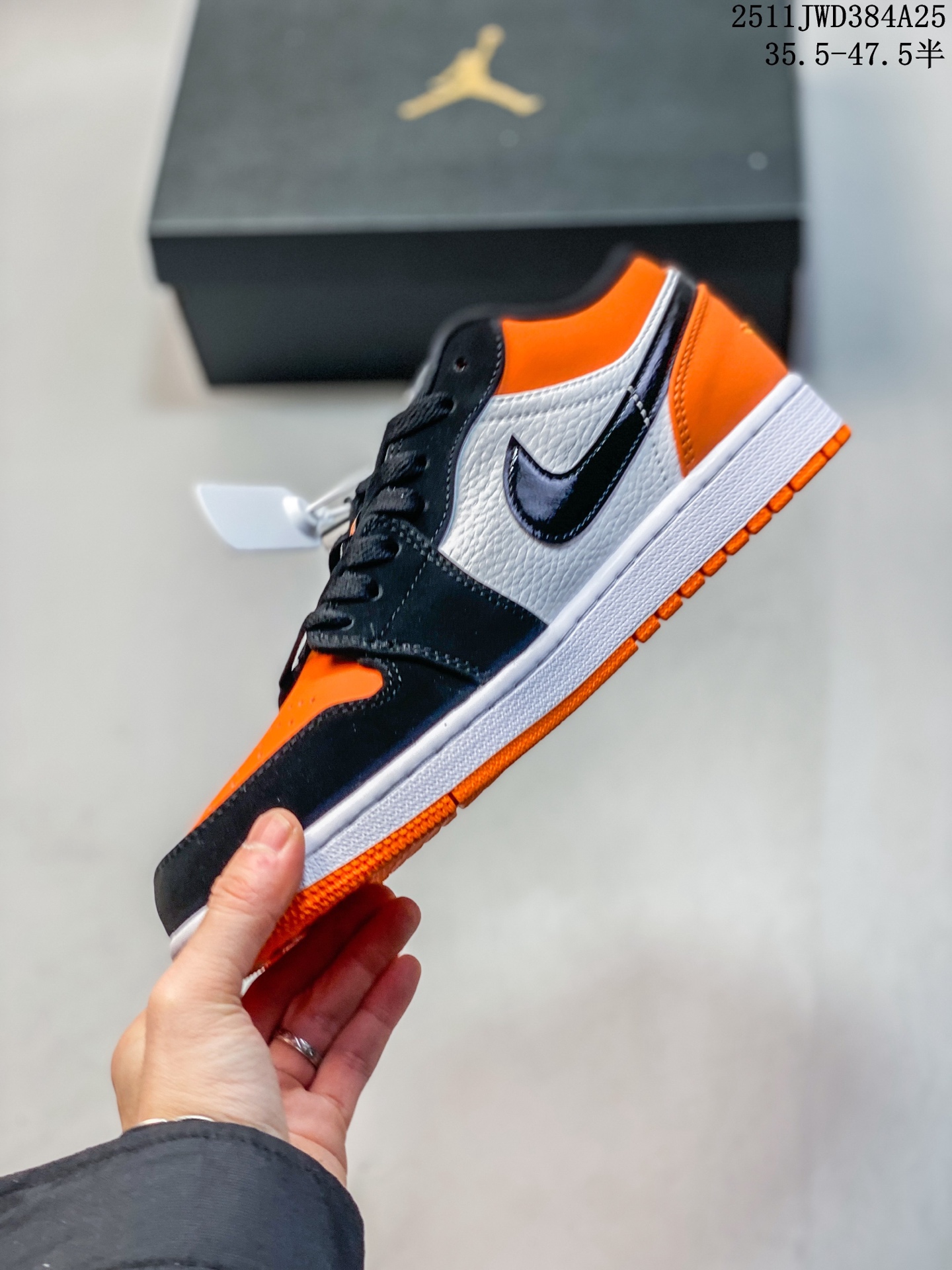 💰220 公司级
Air Jordan AJ1 Low 低帮 白黑荧光绿 终端优势供应 市面中低帮最具代表性版本没有之一 口碑大厂出品 品控大底版型不断改良更新 全套原纸板楦头开发 确保原汁原味 完美呈现版型 完美零毛边处理 原厂内置全掌气垫 价格定位良心 平台专用代工流水线出品 一眼公司既视感 拿到手的一瞬间就与众不同 碾压市面所有版本 全部原鞋开发 每一个配色都会采购原鞋确认细节 打破市面看图做货无好货之说 
货号：HQ3009 003
尺码：35.5 36 36.5 37.5 38 38.5 39 40 40.5 41 42 42.5 43 44 44.5 45 46 47.5
11JWD384A25