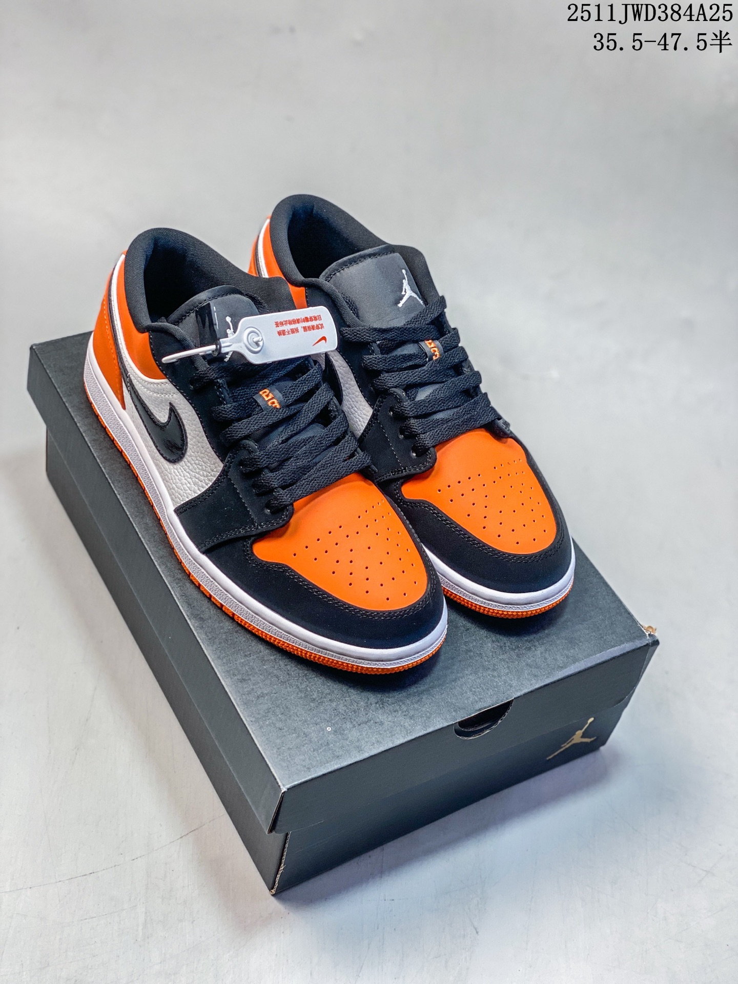 🈴️放店💰150
Air Jordan AJ1 Low 低帮 白黑荧光绿 终端优势供应 市面中低帮最具代表性版本没有之一 口碑大厂出品 品控大底版型不断改良更新 全套原纸板楦头开发 确保原汁原味 完美呈现版型 完美零毛边处理 原厂内置全掌气垫 价格定位良心 平台专用代工流水线出品 一眼公司既视感 拿到手的一瞬间就与众不同 碾压市面所有版本 全部原鞋开发 每一个配色都会采购原鞋确认细节 打破市面看图做货无好货之说 
货号：HQ3009 003
尺码：35.5 36 36.5 37.5 38 38.5 39 40 40.5 41 42 42.5 43 44 44.5 45 46 47.5
11JWD384A25