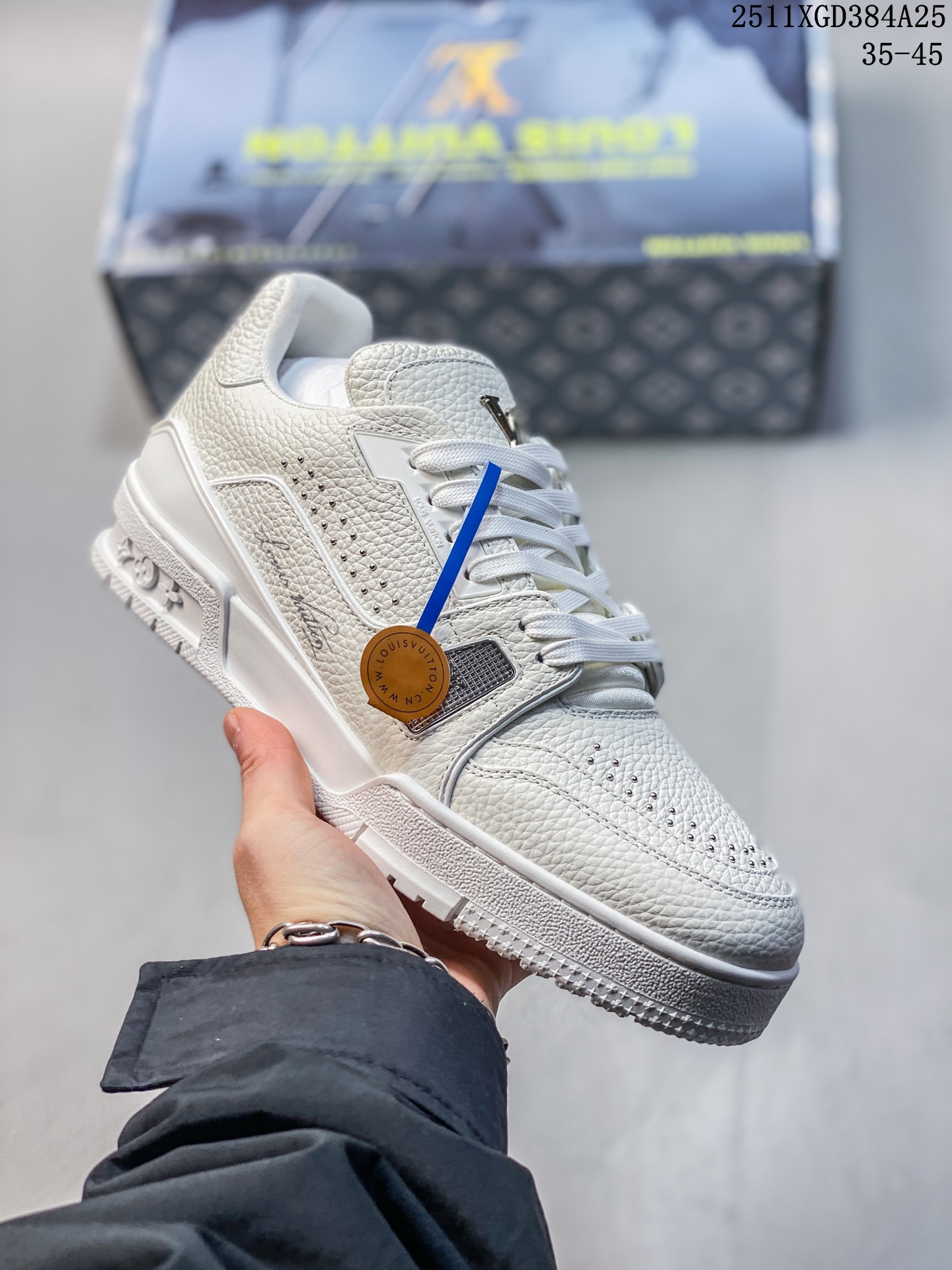 💰440
东莞纯原
驴家LV Trainer 原版完美楦型 东莞大厂出产 品控胜过市面百分之95 黑色 白色 铆钉配色
原版正确TPU大底 标准原版大底克重152k 独家底磨 实物到手质感重量完全区别与市面版本。
开发费5w+ 质感媲美原版 密集度超高 区别于同行色泽质感 意大利进口头层一刀切小牛皮 皮料厚实度韧性高于市面
原版垫脚聚米微料加透气英伦网布 都是按正品一比一打造开发 不偷半点料 不掺半点假
细节原版一致 可对比 全包套原版包装配件 目前市面一梯队级别
⚠市场太杂请注意混卖版本 可区别材料 版型 质感 包装配件 一切肉眼可见的细节。
11XGD384A25