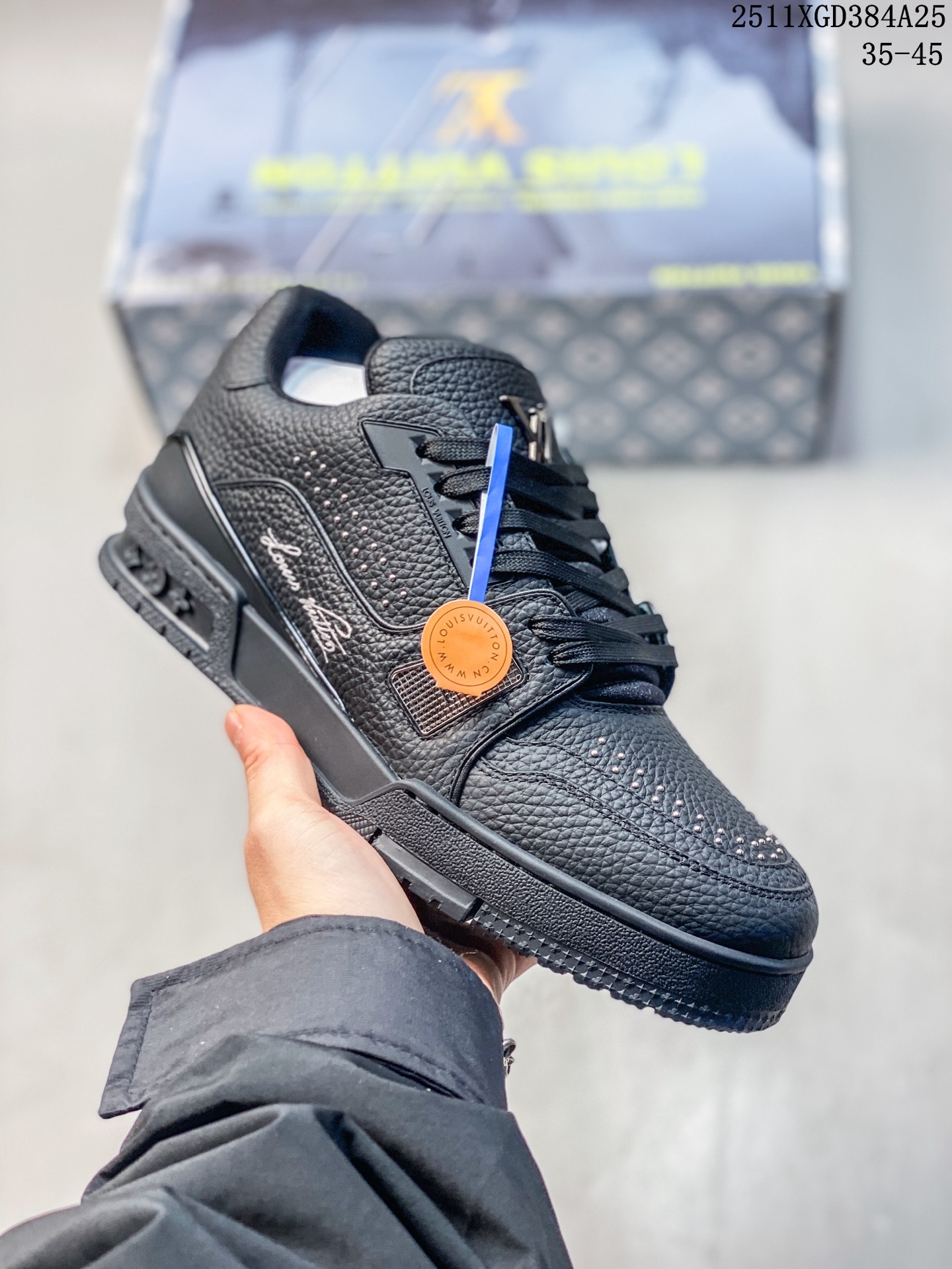 💰440
东莞纯原
驴家LV Trainer 原版完美楦型 东莞大厂出产 品控胜过市面百分之95 黑色 白色 铆钉配色
原版正确TPU大底 标准原版大底克重152k 独家底磨 实物到手质感重量完全区别与市面版本。
开发费5w+ 质感媲美原版 密集度超高 区别于同行色泽质感 意大利进口头层一刀切小牛皮 皮料厚实度韧性高于市面
原版垫脚聚米微料加透气英伦网布 都是按正品一比一打造开发 不偷半点料 不掺半点假
细节原版一致 可对比 全包套原版包装配件 目前市面一梯队级别
⚠市场太杂请注意混卖版本 可区别材料 版型 质感 包装配件 一切肉眼可见的细节。
11XGD384A25