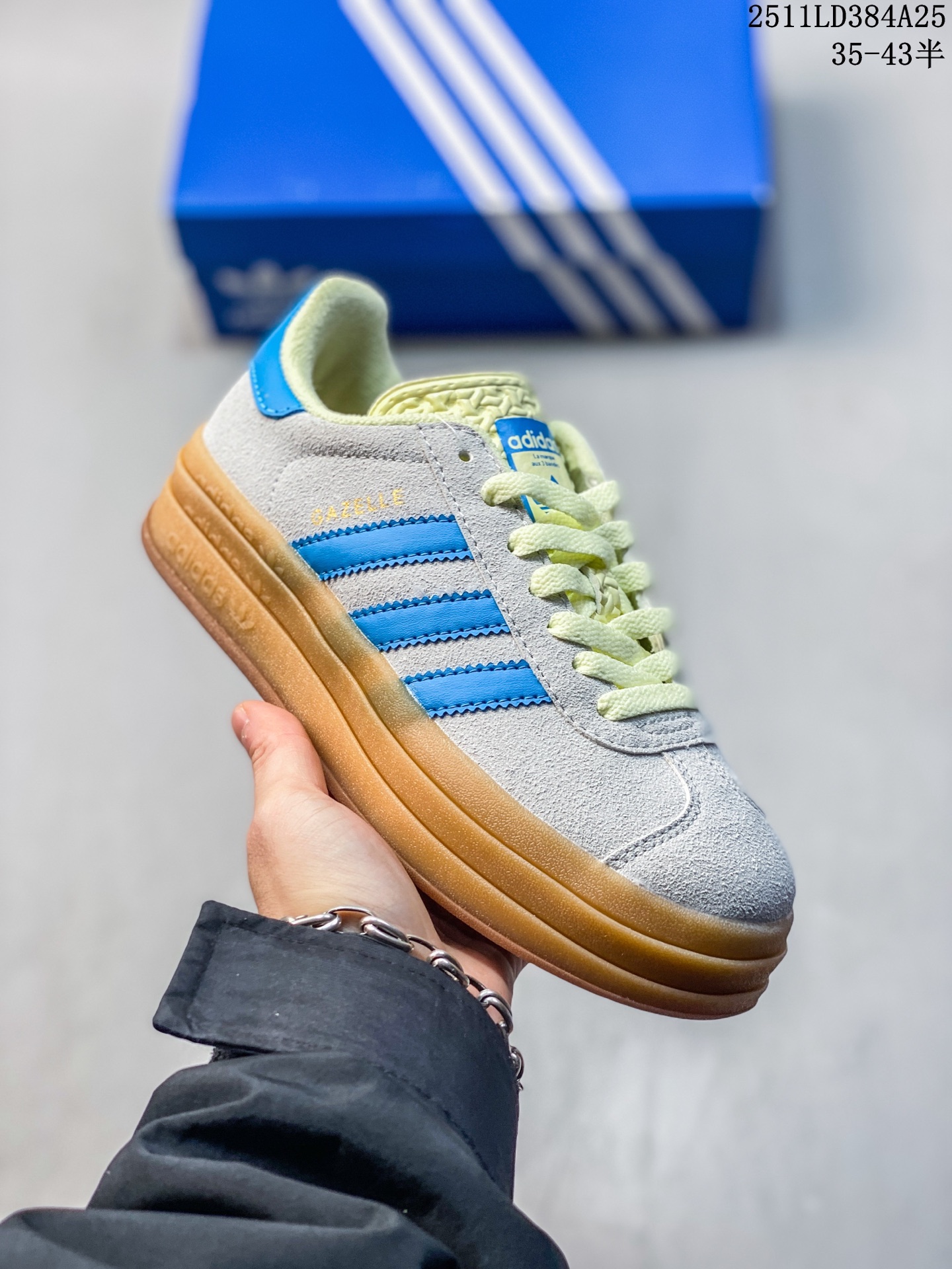 放店💰70
真标 阿迪达斯（Adidas）2025年新款 新年鞋子 三叶草 GAZELLE BOLD复古怀旧风厚底增高运动板鞋潮。阿迪达斯万年不败的人气鞋款GAZELLE ，以三层厚磅鞋底设计。一层层的堆叠设计不仅充满巧思，更使层次感更加分明，厚底一踩上至少加三公分腿长不夸张。鞋面全反毛皮皮革，充满低调奢华的复古潮流感，且配色最是经典好搭配，入手穿个五年也不会退流行，天天变换风格搭配更是绝不NG。

货号:JQ0955 
尺码:35-43含半码
11LD384A25