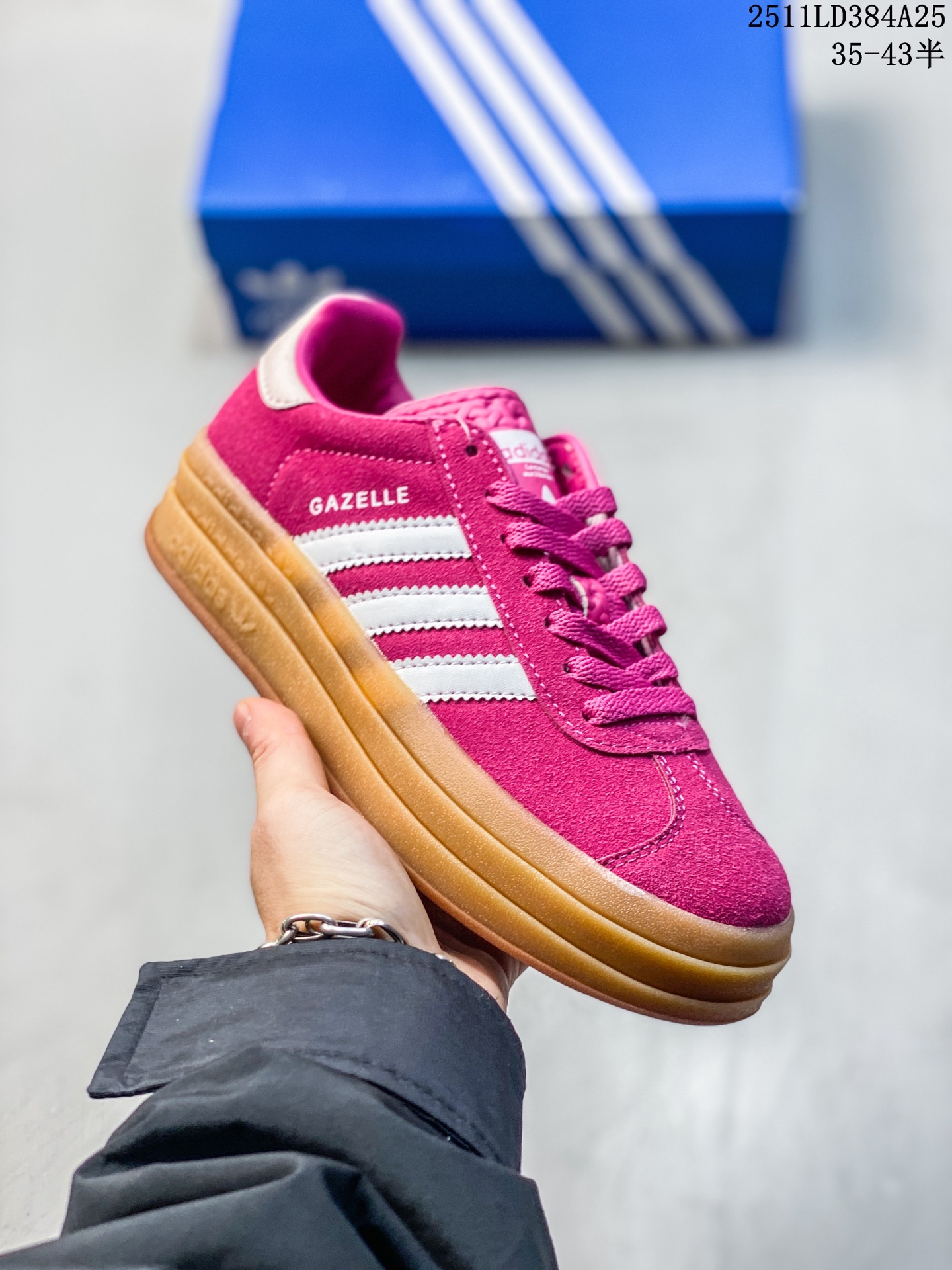 放店💰70
真标 阿迪达斯（Adidas）2025年新款 新年鞋子 三叶草 GAZELLE BOLD复古怀旧风厚底增高运动板鞋潮。阿迪达斯万年不败的人气鞋款GAZELLE ，以三层厚磅鞋底设计。一层层的堆叠设计不仅充满巧思，更使层次感更加分明，厚底一踩上至少加三公分腿长不夸张。鞋面全反毛皮皮革，充满低调奢华的复古潮流感，且配色最是经典好搭配，入手穿个五年也不会退流行，天天变换风格搭配更是绝不NG。

货号:JQ0955 
尺码:35-43含半码
11LD384A25