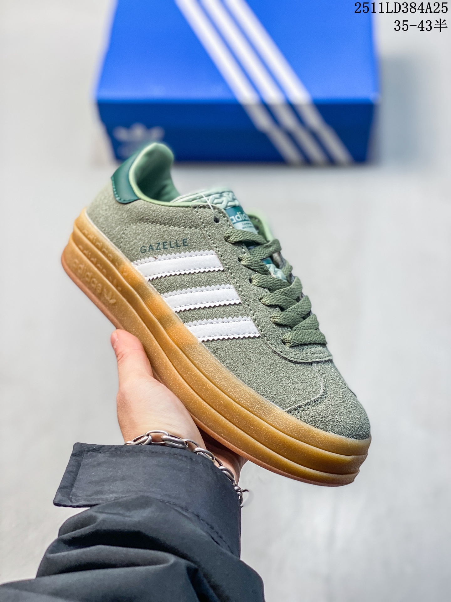 放店💰70
真标 阿迪达斯（Adidas）2025年新款 新年鞋子 三叶草 GAZELLE BOLD复古怀旧风厚底增高运动板鞋潮。阿迪达斯万年不败的人气鞋款GAZELLE ，以三层厚磅鞋底设计。一层层的堆叠设计不仅充满巧思，更使层次感更加分明，厚底一踩上至少加三公分腿长不夸张。鞋面全反毛皮皮革，充满低调奢华的复古潮流感，且配色最是经典好搭配，入手穿个五年也不会退流行，天天变换风格搭配更是绝不NG。

货号:JQ0955 
尺码:35-43含半码
11LD384A25