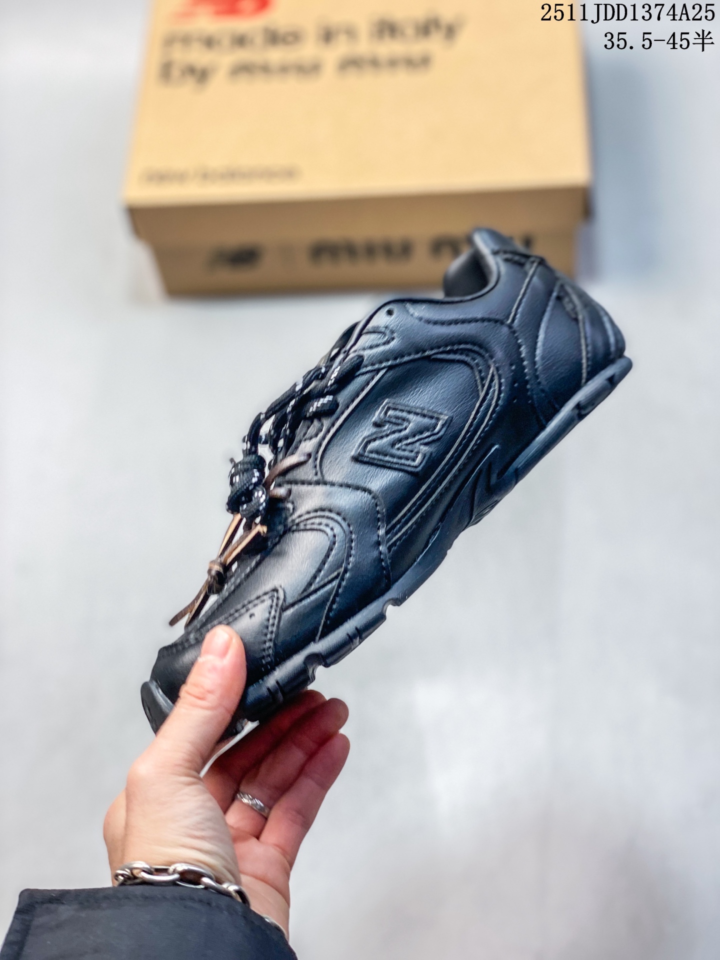 💰150
【真标】新百伦 NB530 New Balance 530 复跑古鞋 厚底增高老爹鞋 缓震运动慢跑鞋。NB530这鞋双确实是NB家经复典古款式之一，以全科新技诠释，成打功造530鞋款。鞋面保在持530基本线条和片层构结的同时，采更用为简洁、流畅设的计语言 。

类型：男女鞋
货号：U530SUA
尺码：35.5-45含半码
11JJD1374A25