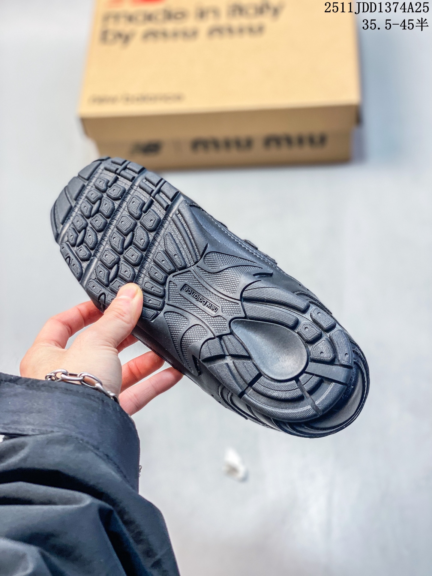 💰150
【真标】新百伦 NB530 New Balance 530 复跑古鞋 厚底增高老爹鞋 缓震运动慢跑鞋。NB530这鞋双确实是NB家经复典古款式之一，以全科新技诠释，成打功造530鞋款。鞋面保在持530基本线条和片层构结的同时，采更用为简洁、流畅设的计语言 。

类型：男女鞋
货号：U530SUA
尺码：35.5-45含半码
11JJD1374A25