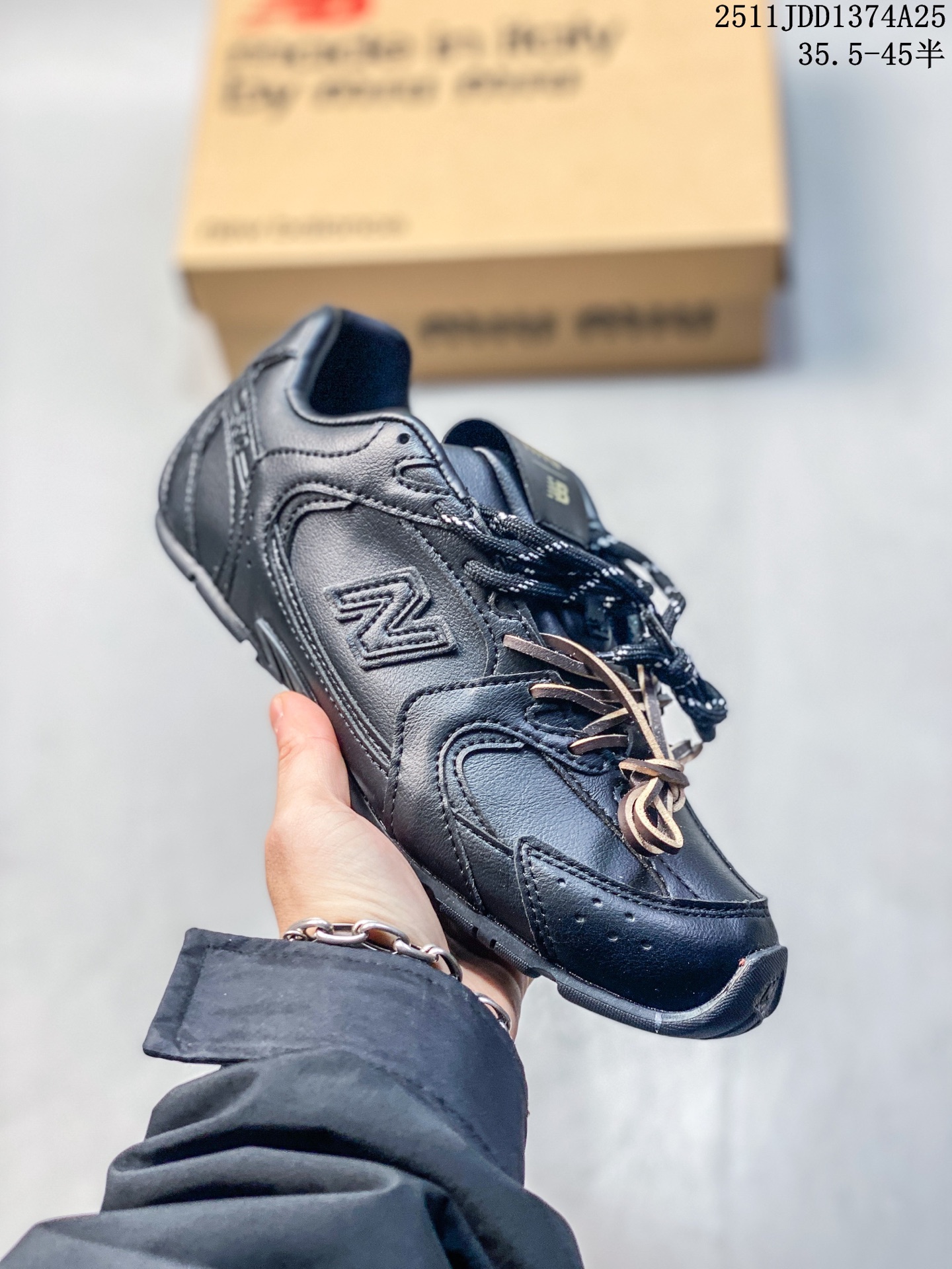 💰150
【真标】新百伦 NB530 New Balance 530 复跑古鞋 厚底增高老爹鞋 缓震运动慢跑鞋。NB530这鞋双确实是NB家经复典古款式之一，以全科新技诠释，成打功造530鞋款。鞋面保在持530基本线条和片层构结的同时，采更用为简洁、流畅设的计语言 。

类型：男女鞋
货号：U530SUA
尺码：35.5-45含半码
11JJD1374A25