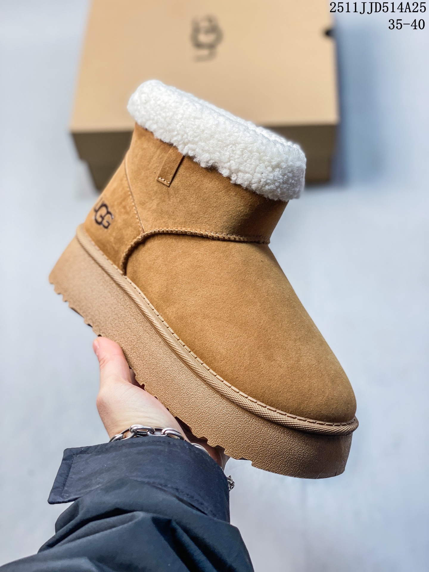 🈴️💰130
UGG/雪地靴 UGG Heritage Utility Sneaker 传统实用运动鞋 UGG元素与经典运动鞋的氛围相结合,融合了传统与创新。鞋面采用全粒皮革和麂皮完成。采用来自甘蔗的EVA材质制作的鞋底,拥有发挥出色的抓地力
11JJD514A25