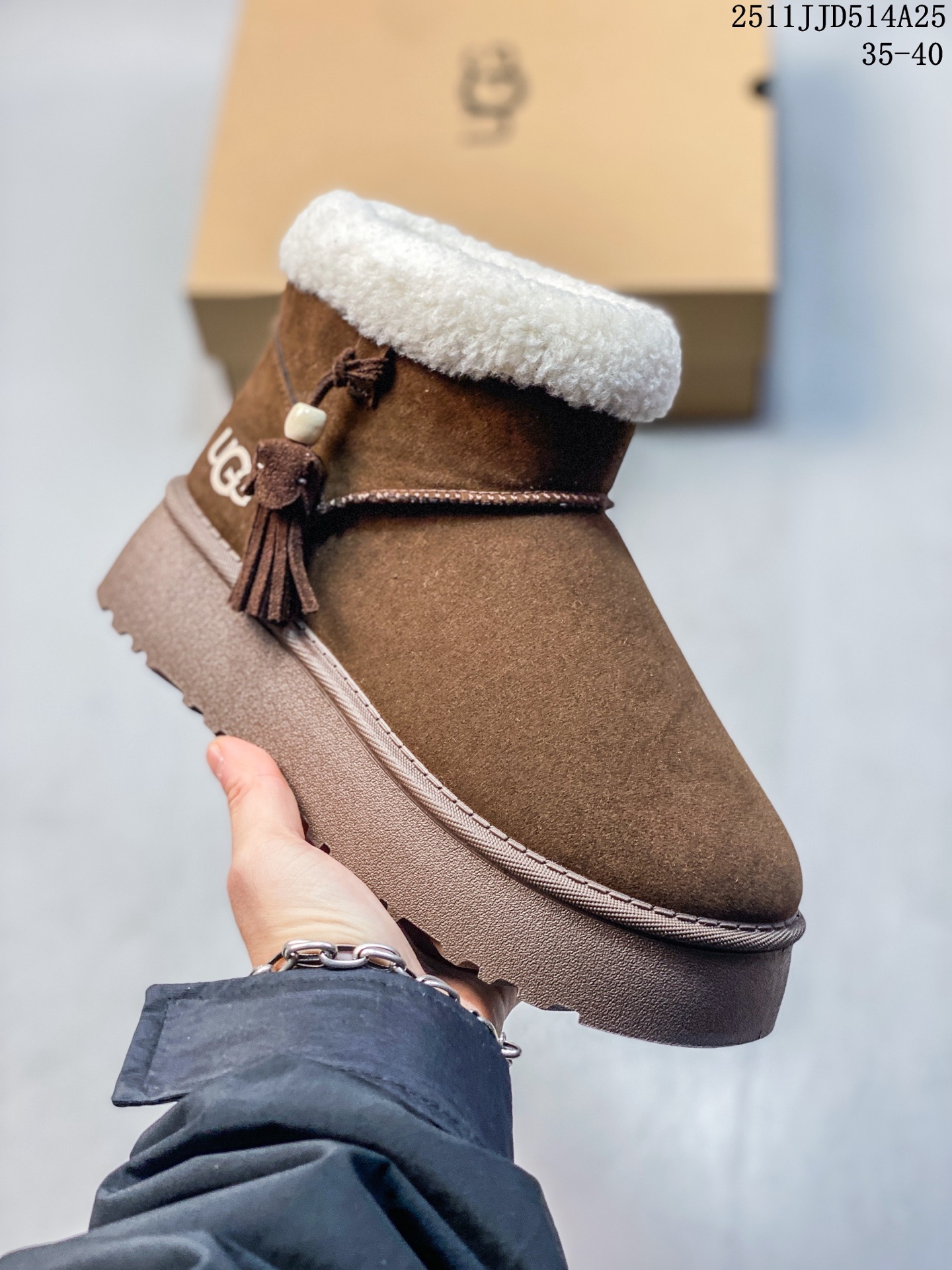 💰130
UGG/雪地靴 UGG Heritage Utility Sneaker 传统实用运动鞋 UGG元素与经典运动鞋的氛围相结合,融合了传统与创新。鞋面采用全粒皮革和麂皮完成。采用来自甘蔗的EVA材质制作的鞋底,拥有发挥出色的抓地力
11JJD514A25
