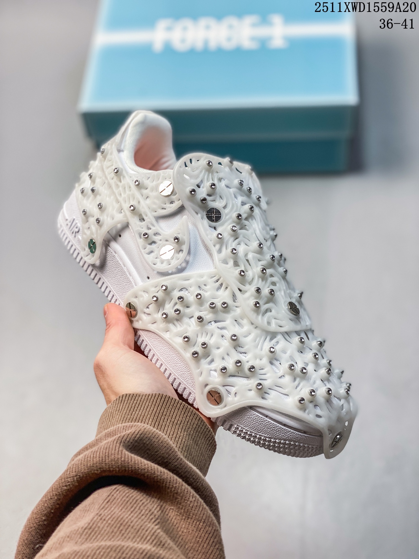 💰480
新品🔥公司级】Nike/耐克正品AF1 x Swarovski联名时尚女板鞋Nike 再次与施华洛世奇合作带来全新 Swarovski x Nike Air Force 1 Low CV7668-001施华洛世奇水晶AF1释出！此次带来纯黑和纯白两款配色，最醒目的设计在于鞋面上覆盖了一层外壳，外壳上点缀有施华洛世奇水晶，镂空设计看起来有几分溶解的感觉。同时还附带专门的螺丝刀，可以把外壳全部拆卸或者是保留一部分，可以有多种穿法，全部拆卸后可能就是一双纯色 Air Force 1，好不好看先不说，另类属性绝对是拉满了。其实此前的 NDSTRKT Air Force 1 就有过相似的设计，只不过这次 Nike 越玩越夸张。

货号:  CV7668
尺码:  36-41
编码:  MJNS1120VNL
11XWD1559A20
