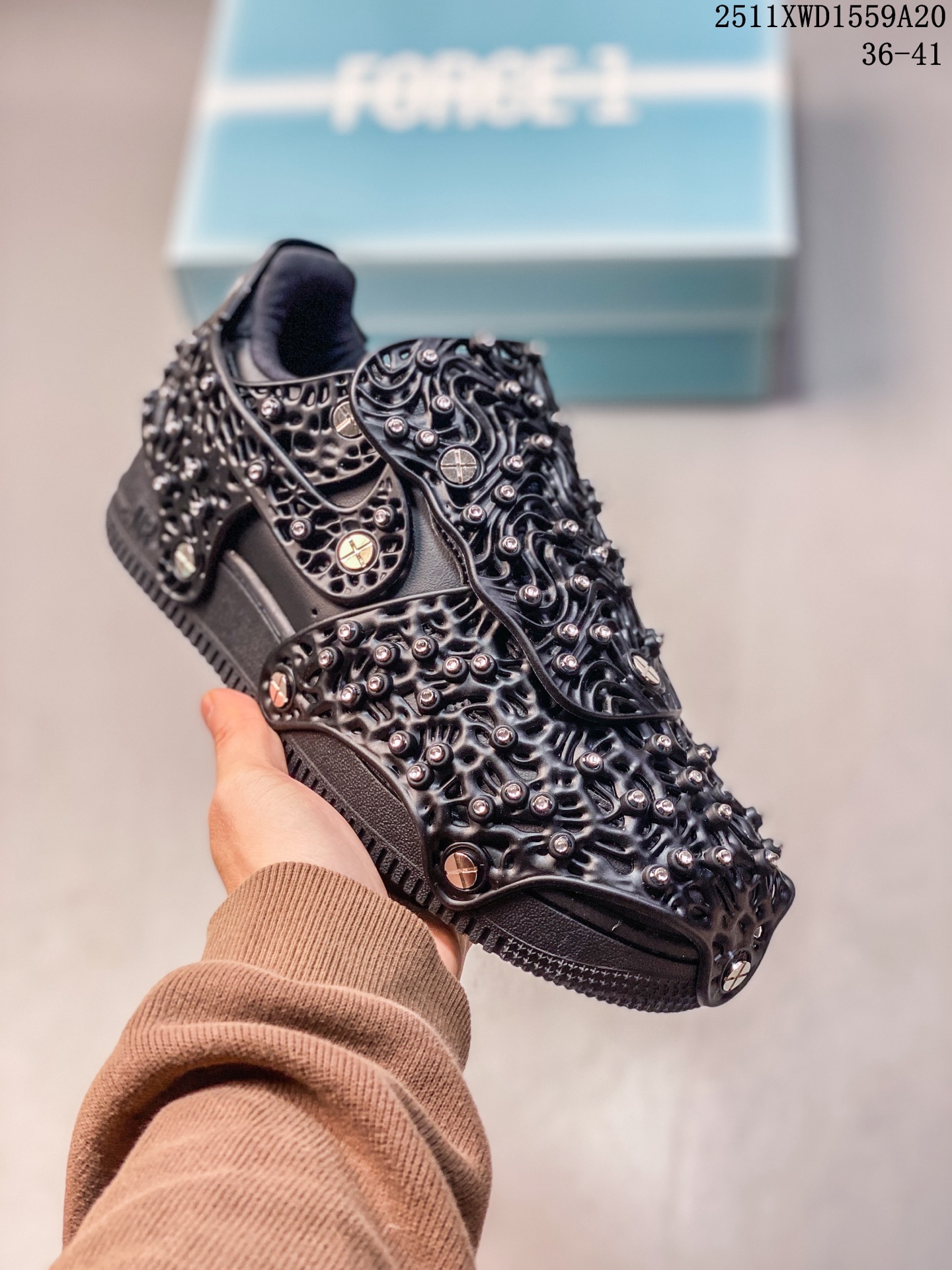 💰480
新品🔥公司级】Nike/耐克正品AF1 x Swarovski联名时尚女板鞋Nike 再次与施华洛世奇合作带来全新 Swarovski x Nike Air Force 1 Low CV7668-001施华洛世奇水晶AF1释出！此次带来纯黑和纯白两款配色，最醒目的设计在于鞋面上覆盖了一层外壳，外壳上点缀有施华洛世奇水晶，镂空设计看起来有几分溶解的感觉。同时还附带专门的螺丝刀，可以把外壳全部拆卸或者是保留一部分，可以有多种穿法，全部拆卸后可能就是一双纯色 Air Force 1，好不好看先不说，另类属性绝对是拉满了。其实此前的 NDSTRKT Air Force 1 就有过相似的设计，只不过这次 Nike 越玩越夸张。

货号:  CV7668
尺码:  36-41
编码:  MJNS1120VNL
11XWD1559A20
