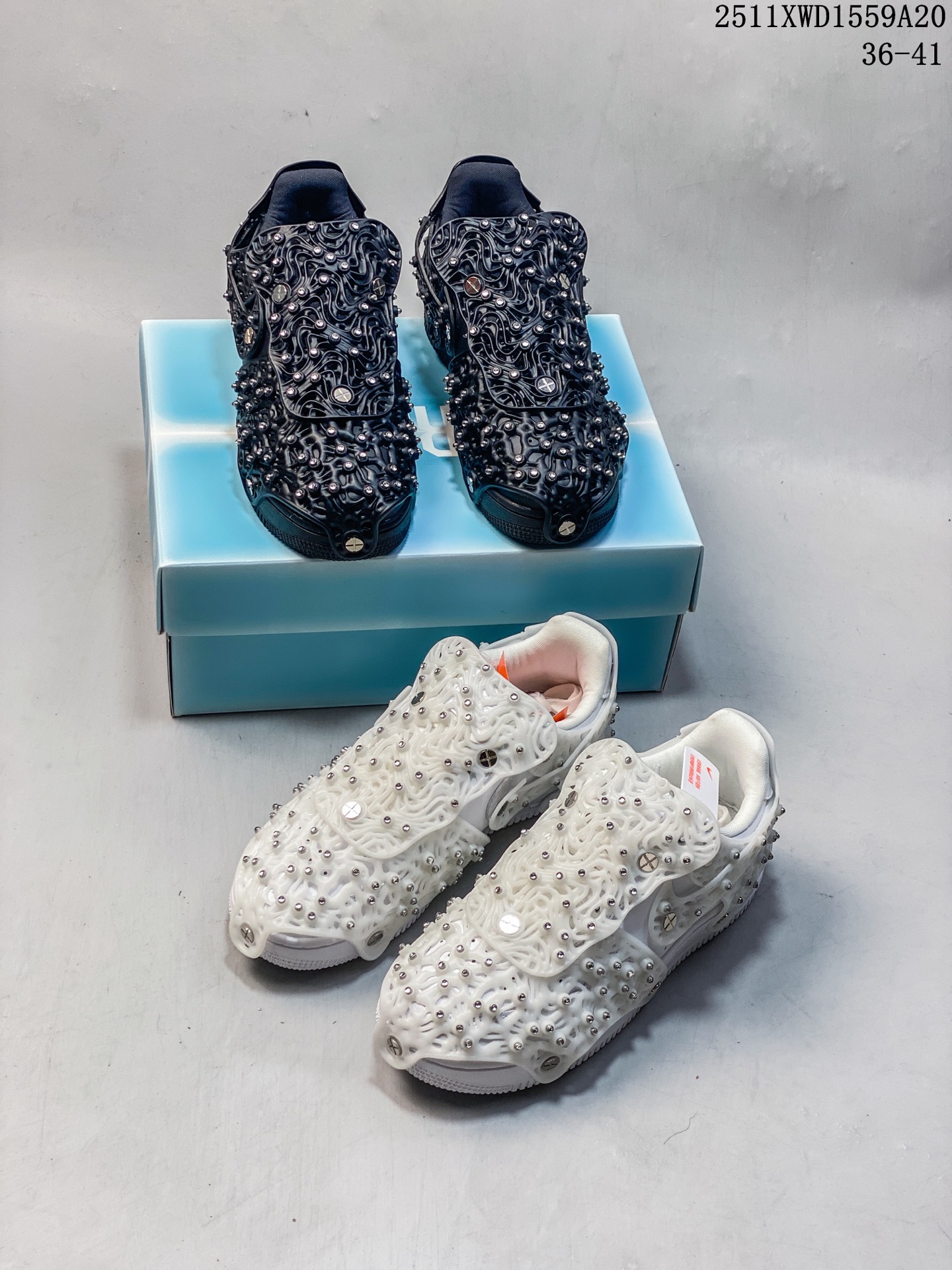 🈴️💰480
新品🔥公司级】Nike/耐克正品AF1 x Swarovski联名时尚女板鞋Nike 再次与施华洛世奇合作带来全新 Swarovski x Nike Air Force 1 Low CV7668-001施华洛世奇水晶AF1释出！此次带来纯黑和纯白两款配色，最醒目的设计在于鞋面上覆盖了一层外壳，外壳上点缀有施华洛世奇水晶，镂空设计看起来有几分溶解的感觉。同时还附带专门的螺丝刀，可以把外壳全部拆卸或者是保留一部分，可以有多种穿法，全部拆卸后可能就是一双纯色 Air Force 1，好不好看先不说，另类属性绝对是拉满了。其实此前的 NDSTRKT Air Force 1 就有过相似的设计，只不过这次 Nike 越玩越夸张。

货号:  CV7668
尺码:  36-41
编码:  MJNS1120VNL
11XWD1559A20