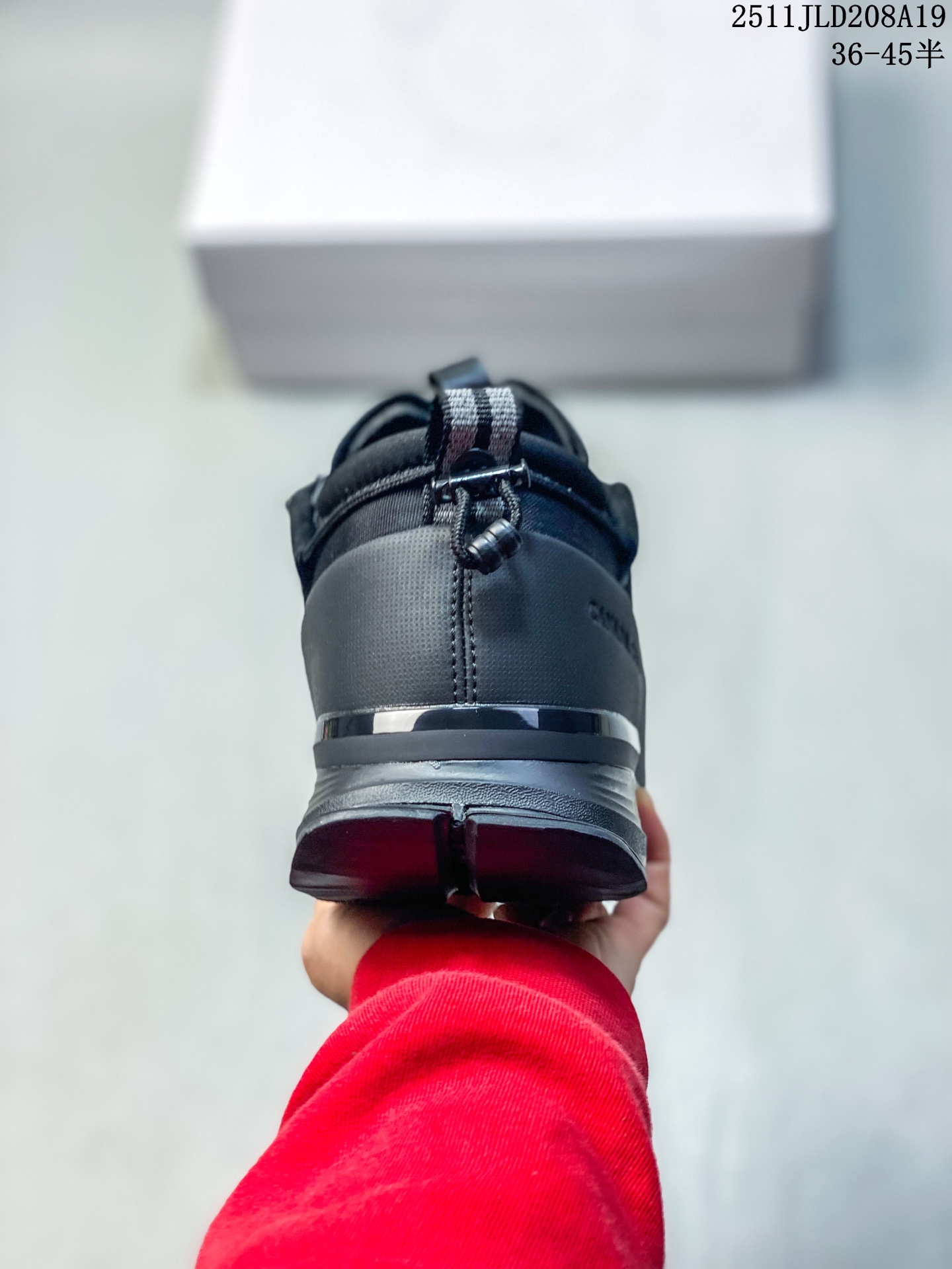💰200
公司级✅男女鞋原楦开发纸版楦型#采用防水耐磨纤维革组合采用固色翻毛皮与头层皮饰片鞋面材质#中底增高加厚缓震PU组合防滑耐磨锯齿大底❗️秋境无际,逸界前行！加拿大服饰品牌/加拿大鹅Canada Goose Glacier Trail Sneaker冰川越野系列低帮厚底轻量户外登山运动鞋“白黑”7785W
尺码：36 36.5 37 38 39 40 41 42 42.5 43 44 45
Canada Goose加拿大鹅推出2024秋冬系列新品，为衣橱增添季节质感，赋予造型多样可能，令你尽情展现个性，以焕新风貌探享无界自然。本季以升级功能性面料与深邃色调为基调，呈现多款个性行装与鞋履配饰单品，轻松应对季节过渡时期的多变气候，无论是畅游在都市街巷，抑或是穿梭于静谧旷野，皆能提供时刻的周到防护，随心前行，万境无拘。以轻盈之姿，跨越四季变换，探寻广袤新境。Canada Goose 加拿大鹅Glacier Trail运动鞋采用创新透气的HDry®技术制成，优异性能与多样功能性融入时尚设计中，多款清新、自然的全新配色，轻松适配不同场景，与你一同游弋都市街头，或邂逅自然秘境，踏遍精彩旅途。
11JLD208A19