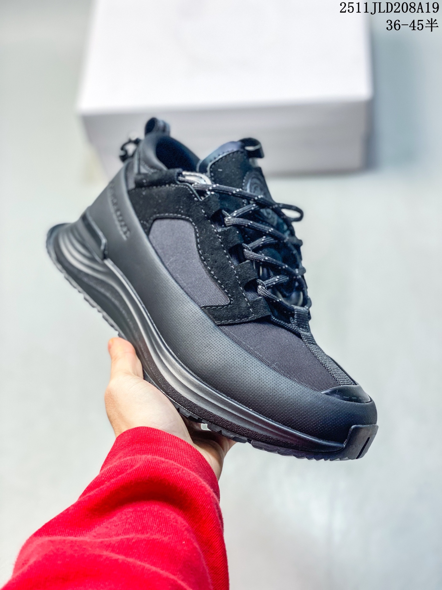 💰200
公司级✅男女鞋原楦开发纸版楦型#采用防水耐磨纤维革组合采用固色翻毛皮与头层皮饰片鞋面材质#中底增高加厚缓震PU组合防滑耐磨锯齿大底❗️秋境无际,逸界前行！加拿大服饰品牌/加拿大鹅Canada Goose Glacier Trail Sneaker冰川越野系列低帮厚底轻量户外登山运动鞋“白黑”7785W
尺码：36 36.5 37 38 39 40 41 42 42.5 43 44 45
Canada Goose加拿大鹅推出2024秋冬系列新品，为衣橱增添季节质感，赋予造型多样可能，令你尽情展现个性，以焕新风貌探享无界自然。本季以升级功能性面料与深邃色调为基调，呈现多款个性行装与鞋履配饰单品，轻松应对季节过渡时期的多变气候，无论是畅游在都市街巷，抑或是穿梭于静谧旷野，皆能提供时刻的周到防护，随心前行，万境无拘。以轻盈之姿，跨越四季变换，探寻广袤新境。Canada Goose 加拿大鹅Glacier Trail运动鞋采用创新透气的HDry®技术制成，优异性能与多样功能性融入时尚设计中，多款清新、自然的全新配色，轻松适配不同场景，与你一同游弋都市街头，或邂逅自然秘境，踏遍精彩旅途。
11JLD208A19