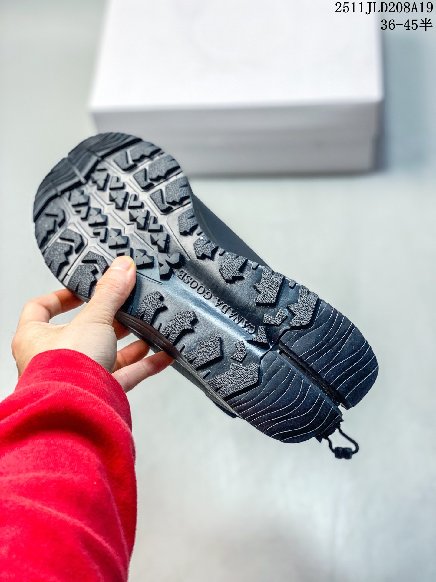 💰200
公司级✅男女鞋原楦开发纸版楦型#采用防水耐磨纤维革组合采用固色翻毛皮与头层皮饰片鞋面材质#中底增高加厚缓震PU组合防滑耐磨锯齿大底❗️秋境无际,逸界前行！加拿大服饰品牌/加拿大鹅Canada Goose Glacier Trail Sneaker冰川越野系列低帮厚底轻量户外登山运动鞋“白黑”7785W
尺码：36 36.5 37 38 39 40 41 42 42.5 43 44 45
Canada Goose加拿大鹅推出2024秋冬系列新品，为衣橱增添季节质感，赋予造型多样可能，令你尽情展现个性，以焕新风貌探享无界自然。本季以升级功能性面料与深邃色调为基调，呈现多款个性行装与鞋履配饰单品，轻松应对季节过渡时期的多变气候，无论是畅游在都市街巷，抑或是穿梭于静谧旷野，皆能提供时刻的周到防护，随心前行，万境无拘。以轻盈之姿，跨越四季变换，探寻广袤新境。Canada Goose 加拿大鹅Glacier Trail运动鞋采用创新透气的HDry®技术制成，优异性能与多样功能性融入时尚设计中，多款清新、自然的全新配色，轻松适配不同场景，与你一同游弋都市街头，或邂逅自然秘境，踏遍精彩旅途。
11JLD208A19