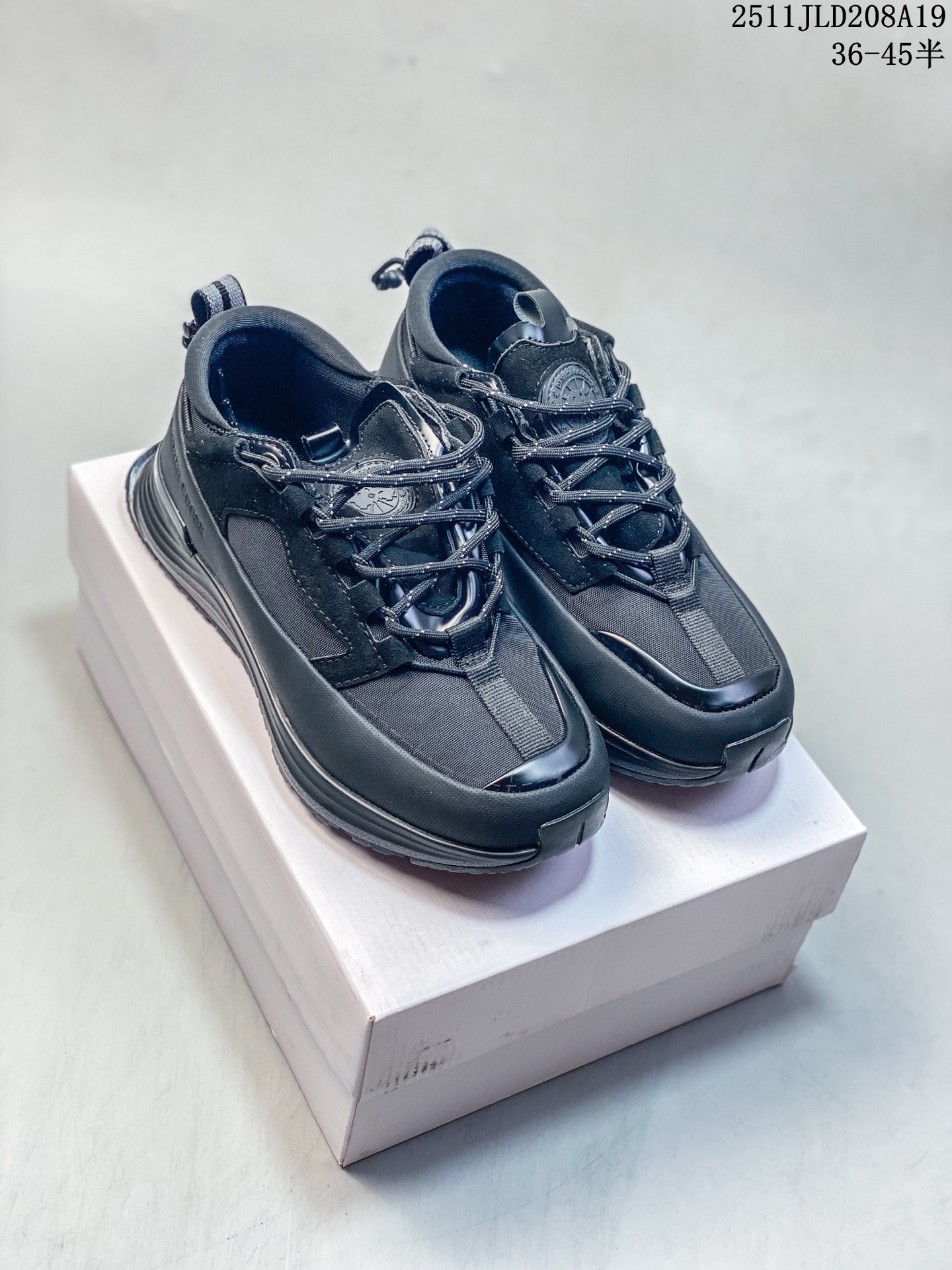 🈴️💰200
公司级✅男女鞋原楦开发纸版楦型#采用防水耐磨纤维革组合采用固色翻毛皮与头层皮饰片鞋面材质#中底增高加厚缓震PU组合防滑耐磨锯齿大底❗️秋境无际,逸界前行！加拿大服饰品牌/加拿大鹅Canada Goose Glacier Trail Sneaker冰川越野系列低帮厚底轻量户外登山运动鞋“白黑”7785W
尺码：36 36.5 37 38 39 40 41 42 42.5 43 44 45
Canada Goose加拿大鹅推出2024秋冬系列新品，为衣橱增添季节质感，赋予造型多样可能，令你尽情展现个性，以焕新风貌探享无界自然。本季以升级功能性面料与深邃色调为基调，呈现多款个性行装与鞋履配饰单品，轻松应对季节过渡时期的多变气候，无论是畅游在都市街巷，抑或是穿梭于静谧旷野，皆能提供时刻的周到防护，随心前行，万境无拘。以轻盈之姿，跨越四季变换，探寻广袤新境。Canada Goose 加拿大鹅Glacier Trail运动鞋采用创新透气的HDry®技术制成，优异性能与多样功能性融入时尚设计中，多款清新、自然的全新配色，轻松适配不同场景，与你一同游弋都市街头，或邂逅自然秘境，踏遍精彩旅途。
11JLD208A19