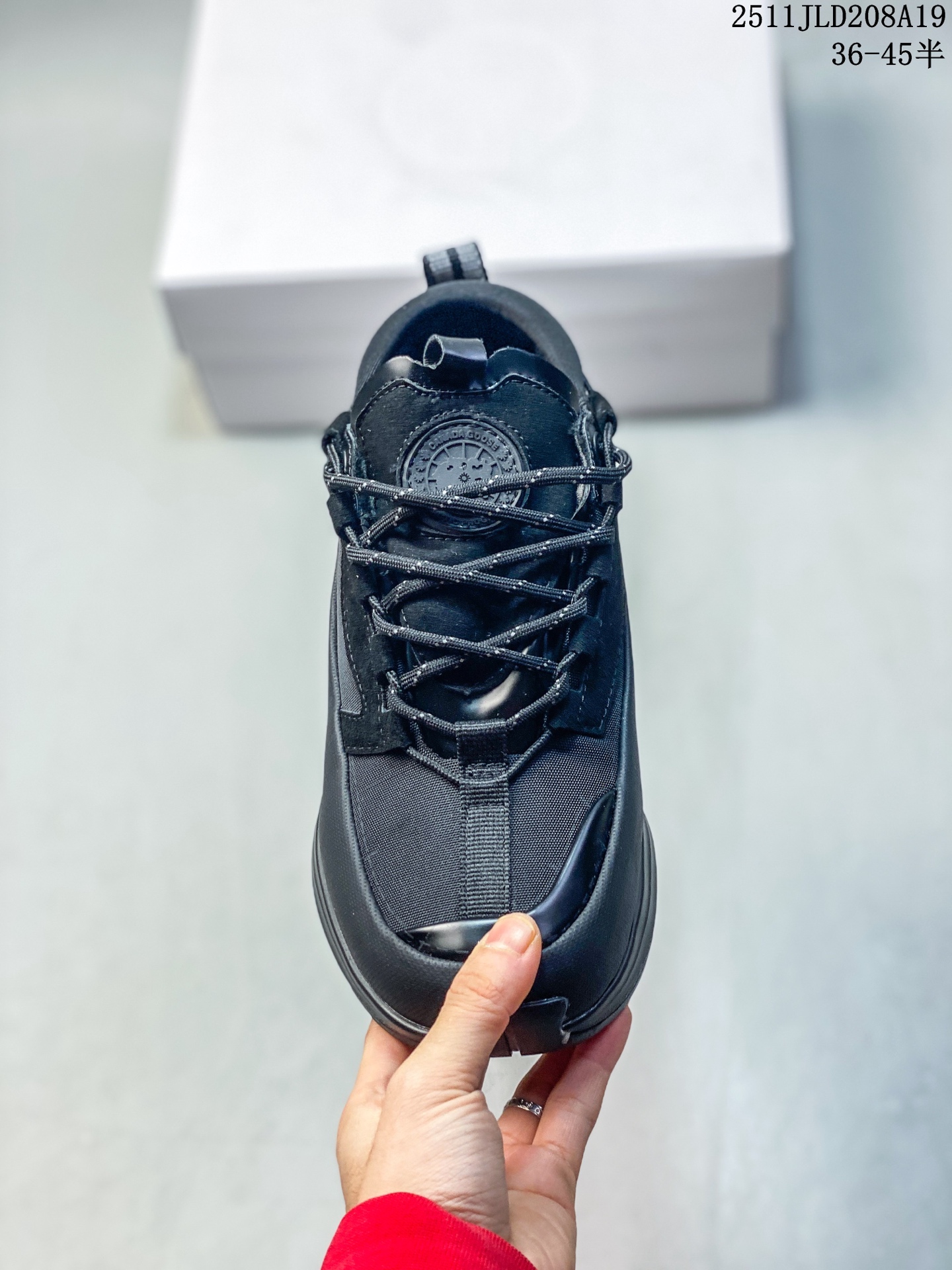 💰200
公司级✅男女鞋原楦开发纸版楦型#采用防水耐磨纤维革组合采用固色翻毛皮与头层皮饰片鞋面材质#中底增高加厚缓震PU组合防滑耐磨锯齿大底❗️秋境无际,逸界前行！加拿大服饰品牌/加拿大鹅Canada Goose Glacier Trail Sneaker冰川越野系列低帮厚底轻量户外登山运动鞋“白黑”7785W
尺码：36 36.5 37 38 39 40 41 42 42.5 43 44 45
Canada Goose加拿大鹅推出2024秋冬系列新品，为衣橱增添季节质感，赋予造型多样可能，令你尽情展现个性，以焕新风貌探享无界自然。本季以升级功能性面料与深邃色调为基调，呈现多款个性行装与鞋履配饰单品，轻松应对季节过渡时期的多变气候，无论是畅游在都市街巷，抑或是穿梭于静谧旷野，皆能提供时刻的周到防护，随心前行，万境无拘。以轻盈之姿，跨越四季变换，探寻广袤新境。Canada Goose 加拿大鹅Glacier Trail运动鞋采用创新透气的HDry®技术制成，优异性能与多样功能性融入时尚设计中，多款清新、自然的全新配色，轻松适配不同场景，与你一同游弋都市街头，或邂逅自然秘境，踏遍精彩旅途。
11JLD208A19