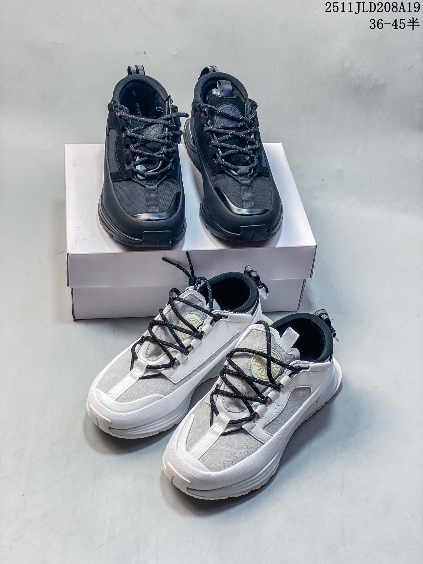🈴️💰200 公司级✅男女鞋原楦开发纸版楦型#采用防水耐磨纤维革组合采用固色翻毛皮与头层皮饰片鞋面材质#中底增高加厚缓震PU组合防滑耐磨锯齿大底❗️秋境无际,逸界前行！加拿大服饰品牌/加拿大鹅Canada Goose Glacier Trail Sneaker冰川越野系列低帮厚底轻量户外登山运动鞋“白黑”7785W 尺码：36 36.5 37 38 39 40 41 42 42.5 43 44 45 Canada Goose加拿大鹅推出2024秋冬系列新品，为衣橱增添季节质感，赋予造型多样可能，令你尽情展现个性，以焕新风貌探享无界自然。本季以升级功能性面料与深邃色调为基调，呈现多款个性行装与鞋履配饰单品，轻松应对季节过渡时期的多变气候，无论是畅游在都市街巷，抑或是穿梭于静谧旷野，皆能提供时刻的周到防护，随心前行，万境无拘。以轻盈之姿，跨越四季变换，探寻广袤新境。Canada Goose 加拿大鹅Glacier Trail运动鞋采用创新透气的HDry®技术制成，优异性能与多样功能性融入时尚设计中，多款清新、自然的全新配色，轻松适配不同场景，与你一同游弋都市街头，或邂逅自然秘境，踏遍精彩旅途。 11JLD208A19