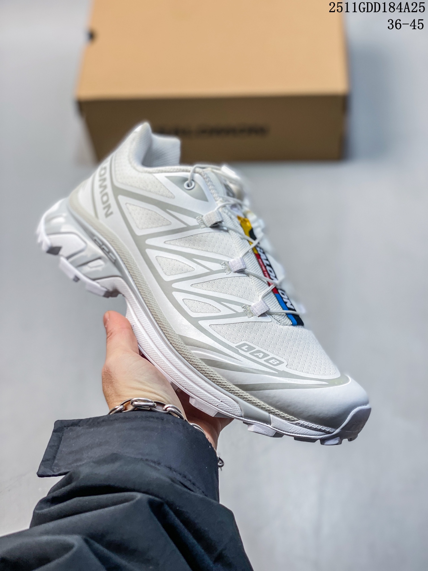 💰220
Salomon XA PRO XT-6萨洛蒙户外越野跑鞋 鞋面采用SENSIFIT贴合技术 全方位贴合包裹脚型 鞋跟部鞋底牵引设计 提供强大的抓地性能 更适应野外崎岖不平的道路 其3D ADVANCED CHASSIS底盘 材料轻量大化 钉齿设计更具稳定性、防护性 鞋底易磨损区运用CONTAGRIP高耐磨材料 应对城市硬质路面长距离跑考验
货号:414551-32
尺码:36 37.5 38 39 40 40.5 41 42 42.5 43 44 45
编号:105038
11GDD184A25