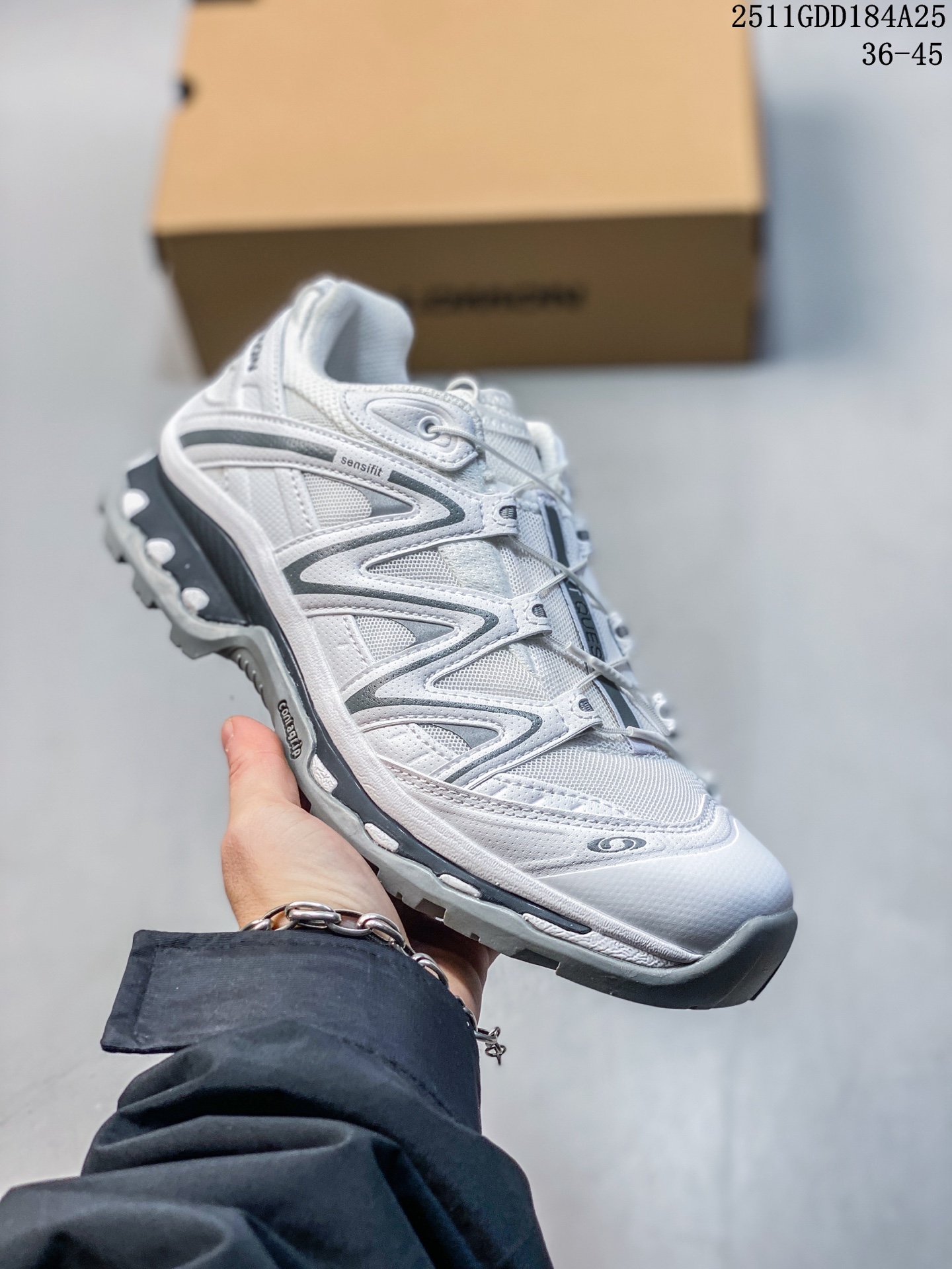 💰220
Salomon XA PRO XT-6萨洛蒙户外越野跑鞋 鞋面采用SENSIFIT贴合技术 全方位贴合包裹脚型 鞋跟部鞋底牵引设计 提供强大的抓地性能 更适应野外崎岖不平的道路 其3D ADVANCED CHASSIS底盘 材料轻量大化 钉齿设计更具稳定性、防护性 鞋底易磨损区运用CONTAGRIP高耐磨材料 应对城市硬质路面长距离跑考验
货号:414551-32
尺码:36 37.5 38 39 40 40.5 41 42 42.5 43 44 45
编号:105038
11GDD184A25