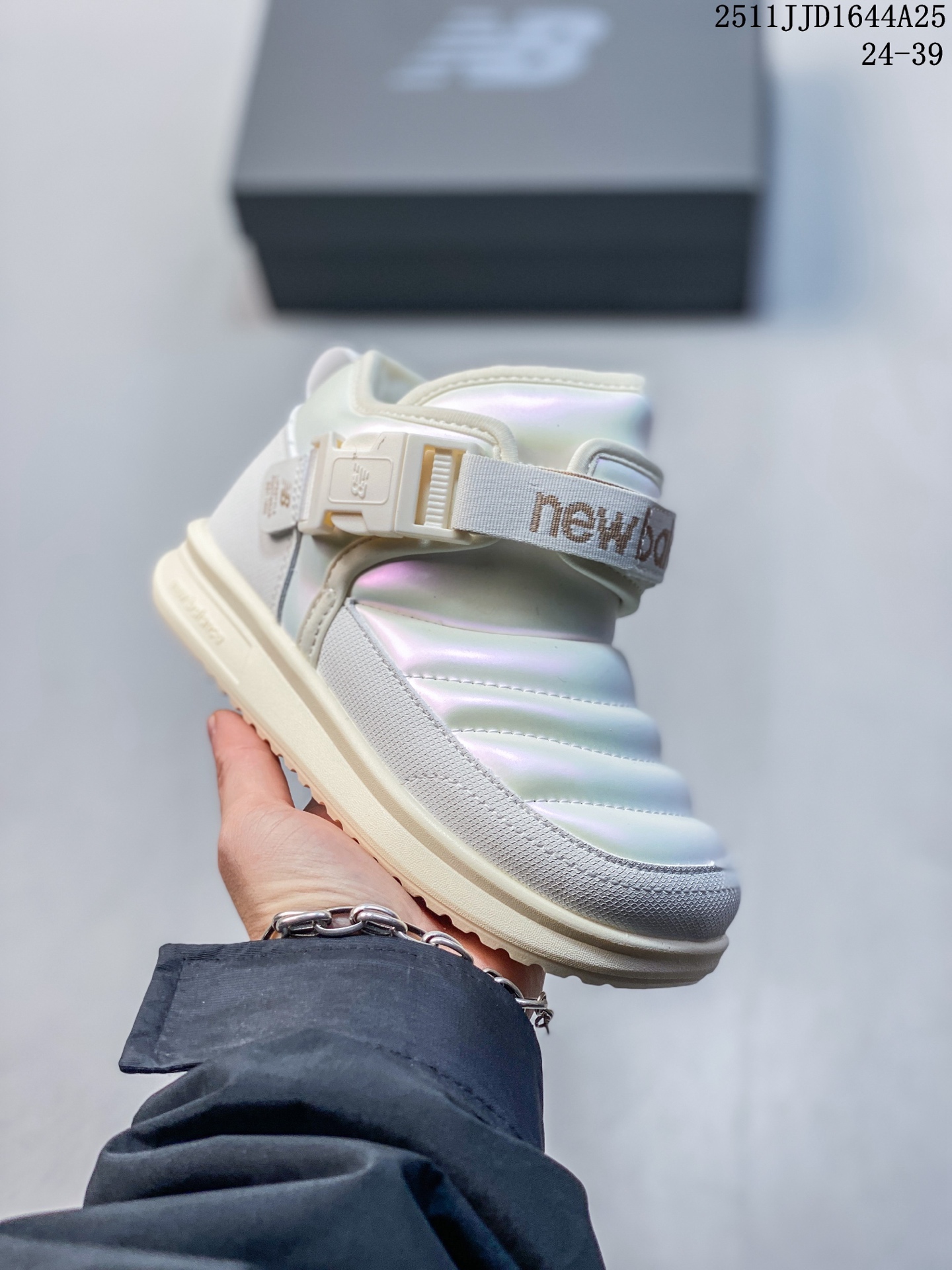 💰130
加绒NB中帮卡扣防风儿童雪地靴
SIZE:24-39码
加绒款NB中帮系列❄️
内里加绒,保暖又舒适☁️
卡扣设计,穿脱超方便✌🏻
耐磨防滑大底,脚感超赞👍🏻
11JJD1664A25