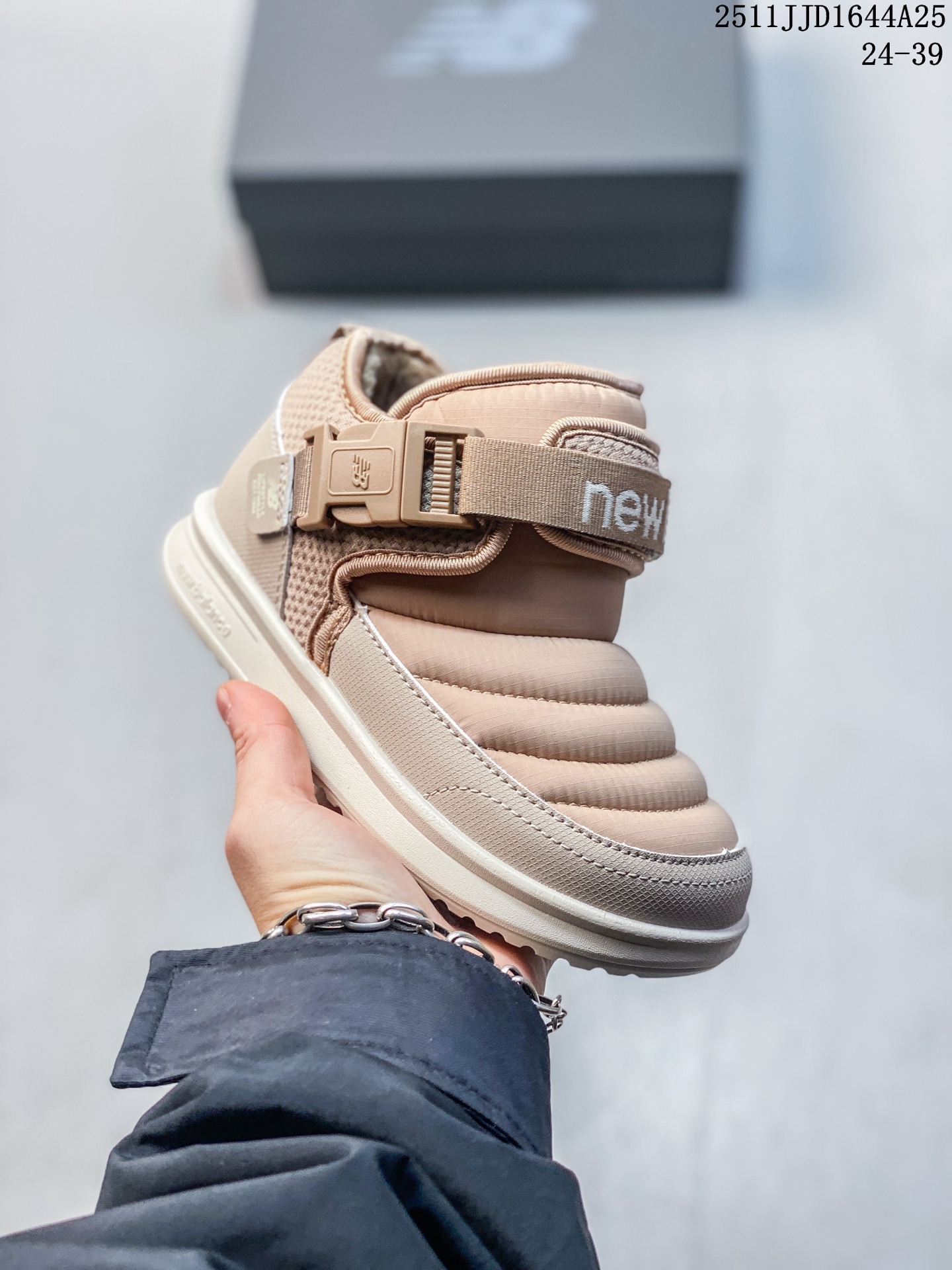 💰130
加绒NB中帮卡扣防风儿童雪地靴
SIZE:24-39码
加绒款NB中帮系列❄️
内里加绒,保暖又舒适☁️
卡扣设计,穿脱超方便✌🏻
耐磨防滑大底,脚感超赞👍🏻
11JJD1664A25