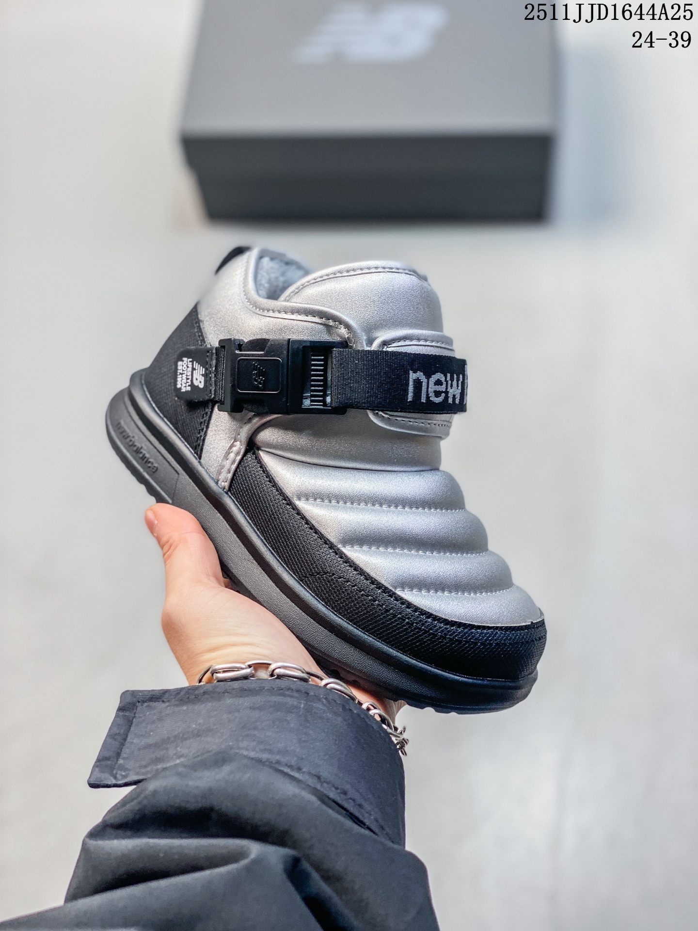 💰130
加绒NB中帮卡扣防风儿童雪地靴
SIZE:24-39码
加绒款NB中帮系列❄️
内里加绒,保暖又舒适☁️
卡扣设计,穿脱超方便✌🏻
耐磨防滑大底,脚感超赞👍🏻
11JJD1664A25