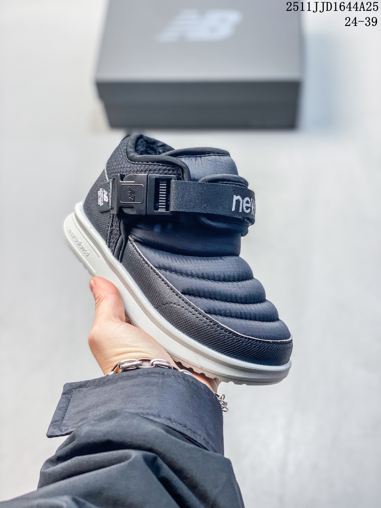 🈴️💰130
加绒NB中帮卡扣防风儿童雪地靴
SIZE:24-39码
加绒款NB中帮系列❄️
内里加绒,保暖又舒适☁️
卡扣设计,穿脱超方便✌🏻
耐磨防滑大底,脚感超赞👍🏻
11JJD1664A25