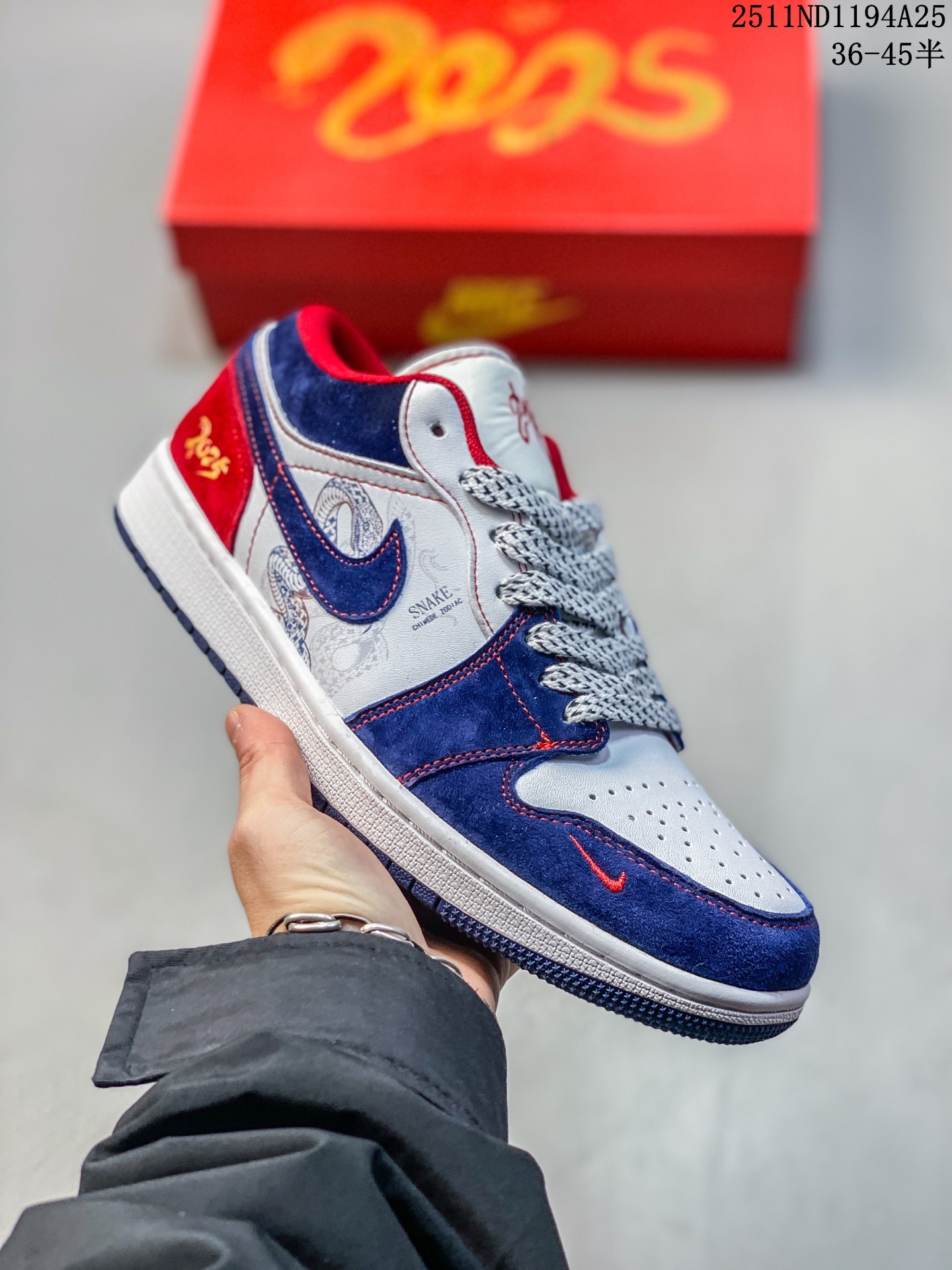 💰110
AIR JORDAN 1 LOW AJ1乔1低帮休闲板鞋 “灰黑巴黎世家定制款”  个性的设计风格以及品牌的经典元素 使其成为一双具有独特身份和价值的鞋子 清新而立体的外观加上联名标识更突出了其独特身份 这种配色方案显示出活力和时尚感 在视觉上引人注目  鞋身的质感和细腻的细节处理使其显得高端而格调十足  这款“SB”联名是设计与创意完美结合  融合多方的个性风格是一款备受瞩目的潮流鞋款  低帮休闲板鞋 定制鞋盒 大厂纯原品质出货 超高清洁度 皮料切割干净无任何毛边 细节完美 
 货号：XX2416-016
 Size:36 36.5 37.5 38 38.5 39 40 40.5 41 42 42.5 43 44 44.5 45
11ND1194A25