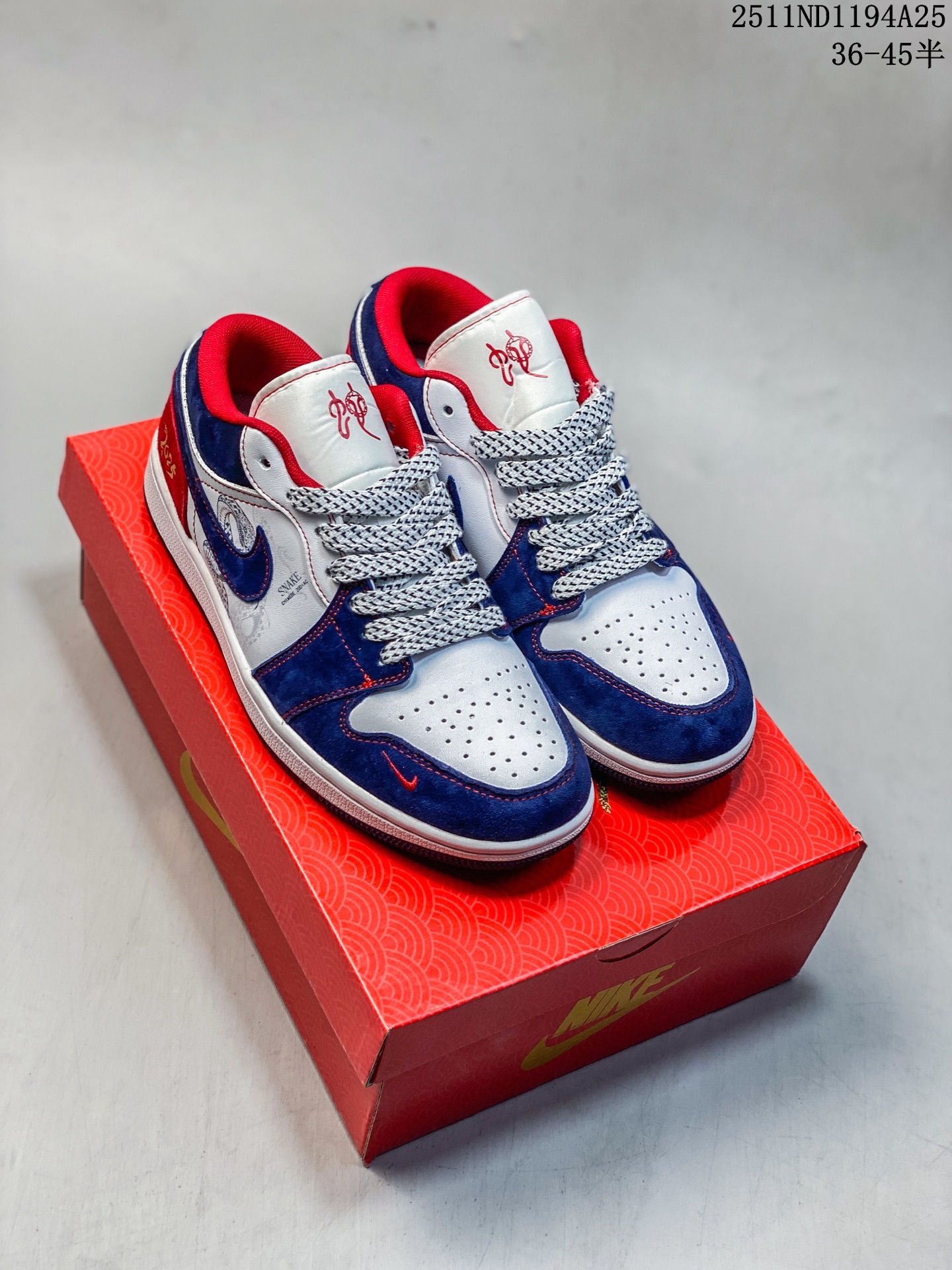 🈴️💰110
AIR JORDAN 1 LOW AJ1乔1低帮休闲板鞋 “灰黑巴黎世家定制款”  个性的设计风格以及品牌的经典元素 使其成为一双具有独特身份和价值的鞋子 清新而立体的外观加上联名标识更突出了其独特身份 这种配色方案显示出活力和时尚感 在视觉上引人注目  鞋身的质感和细腻的细节处理使其显得高端而格调十足  这款“SB”联名是设计与创意完美结合  融合多方的个性风格是一款备受瞩目的潮流鞋款  低帮休闲板鞋 定制鞋盒 大厂纯原品质出货 超高清洁度 皮料切割干净无任何毛边 细节完美 
 货号：XX2416-016
 Size:36 36.5 37.5 38 38.5 39 40 40.5 41 42 42.5 43 44 44.5 45
11ND1194A25