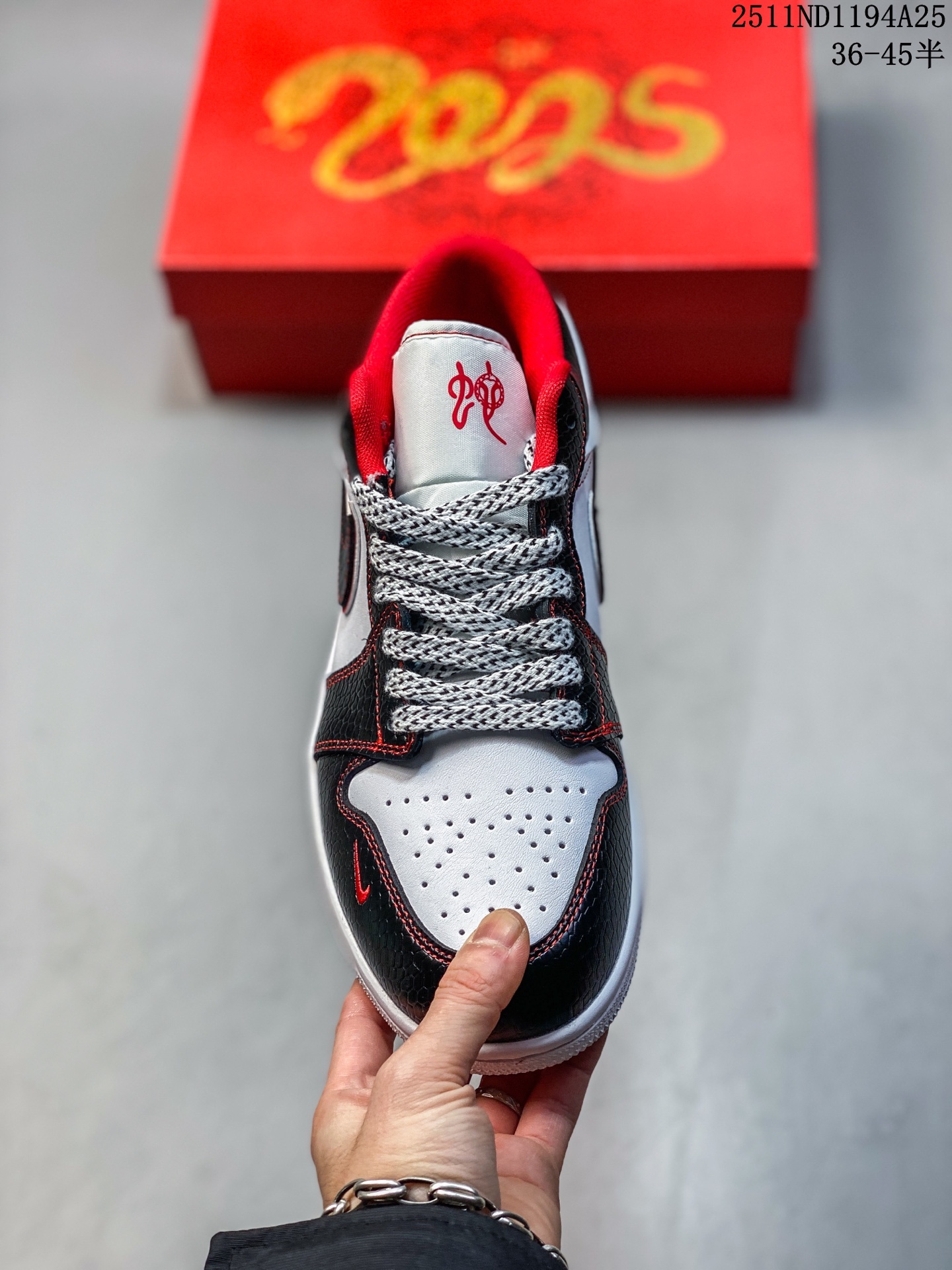 💰110
AIR JORDAN 1 LOW AJ1乔1低帮休闲板鞋 “灰黑巴黎世家定制款”  个性的设计风格以及品牌的经典元素 使其成为一双具有独特身份和价值的鞋子 清新而立体的外观加上联名标识更突出了其独特身份 这种配色方案显示出活力和时尚感 在视觉上引人注目  鞋身的质感和细腻的细节处理使其显得高端而格调十足  这款“SB”联名是设计与创意完美结合  融合多方的个性风格是一款备受瞩目的潮流鞋款  低帮休闲板鞋 定制鞋盒 大厂纯原品质出货 超高清洁度 皮料切割干净无任何毛边 细节完美 
 货号：XX2416-016
 Size:36 36.5 37.5 38 38.5 39 40 40.5 41 42 42.5 43 44 44.5 45
11ND1194A25